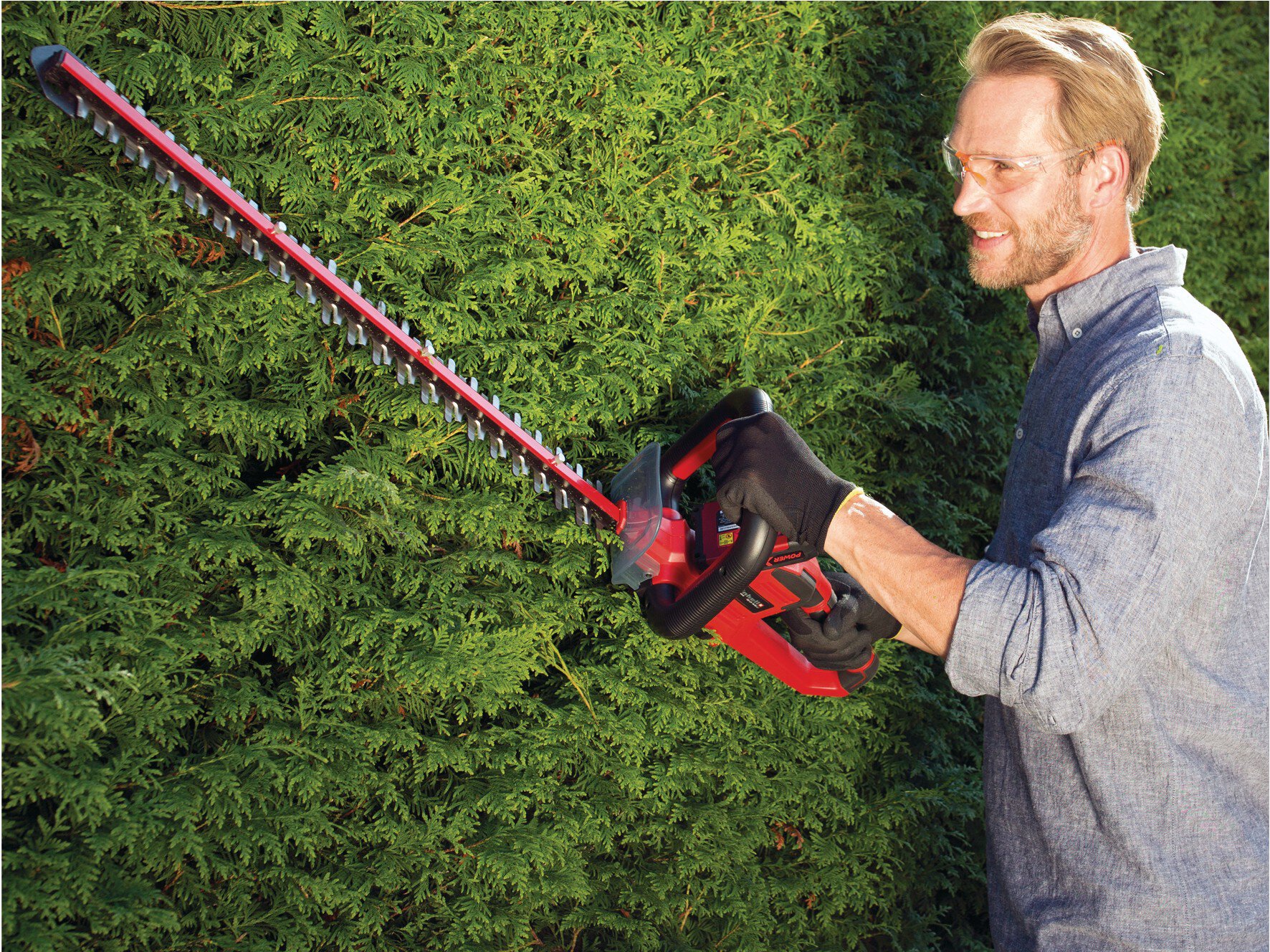 einhell-expert-cordless-hedge-trimmer-3410930-example_usage-001