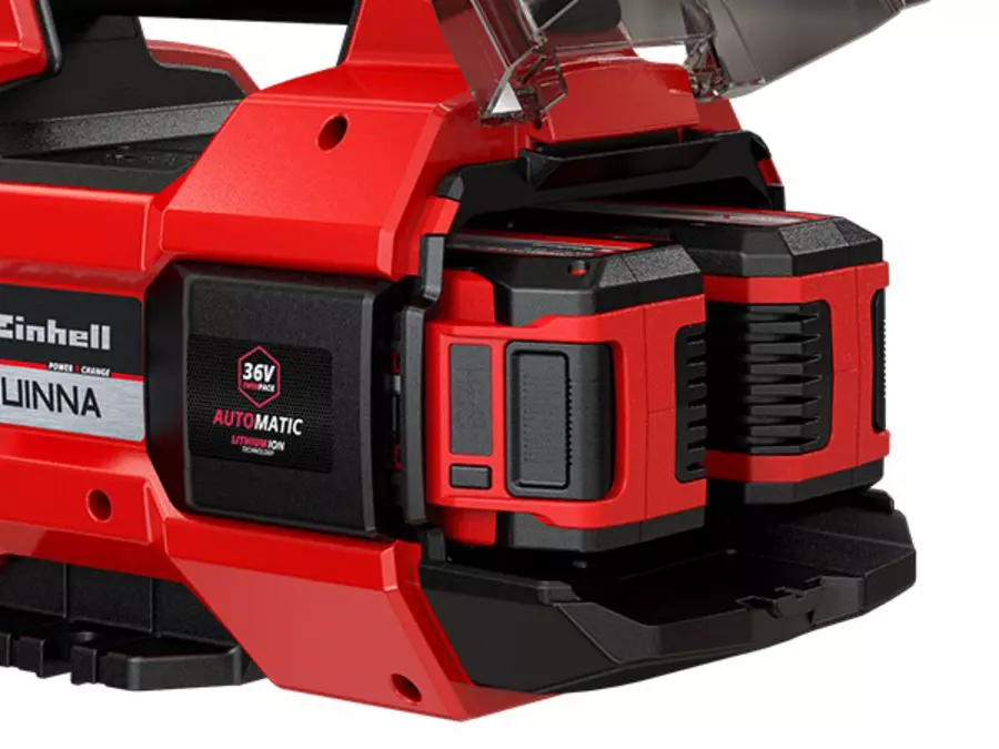 Rückansicht der Einhell Akku-Gartenpumpe AQUINNA 36/38 F LED mit Twin-Pack-Technologie für zwei Akkus nebeneinander.