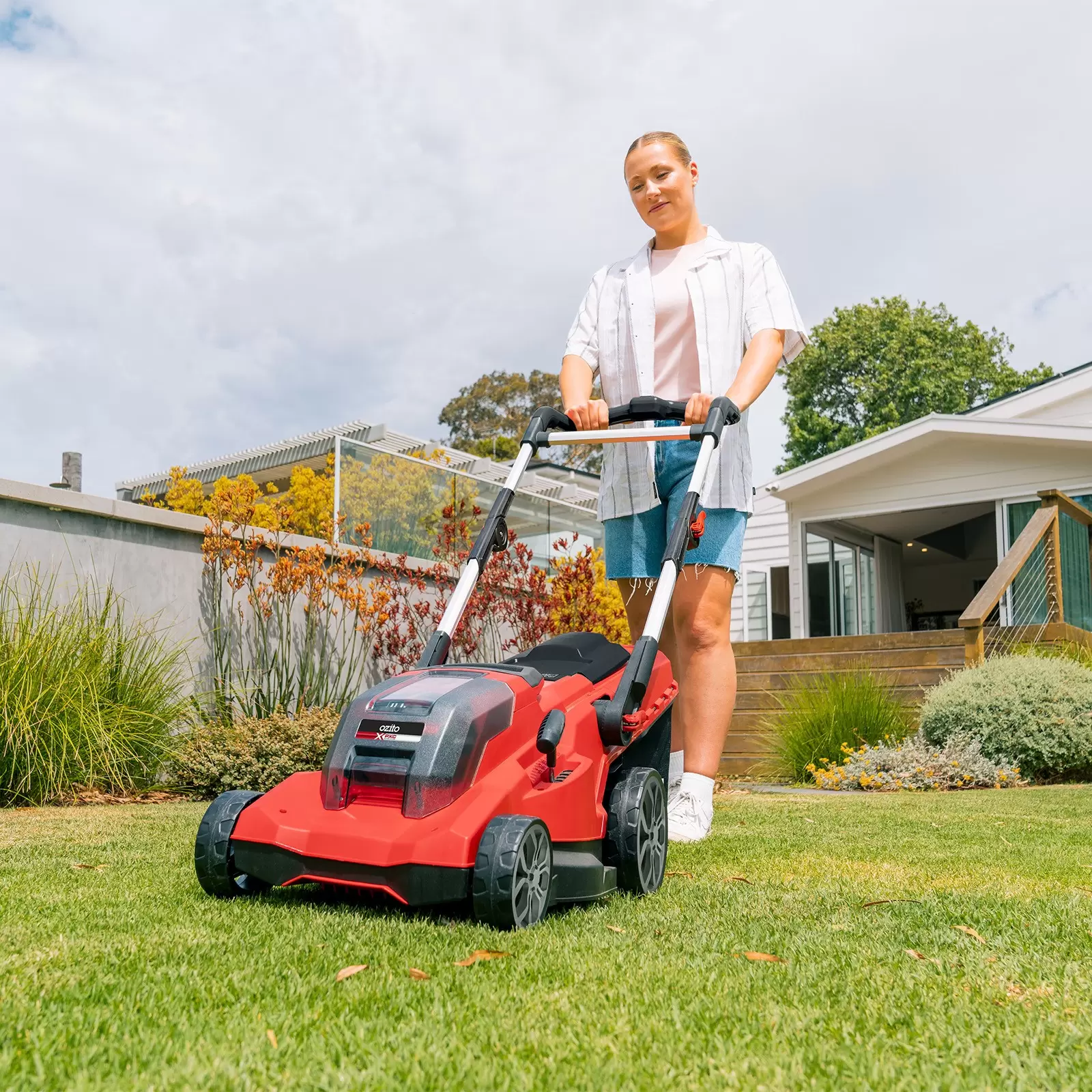 ozito-cordless-lawn-mower-3001390-example_usage-101