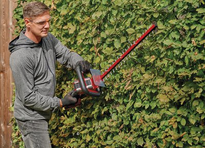 einhell-expert-cordless-hedge-trimmer-3410965-example_usage-101