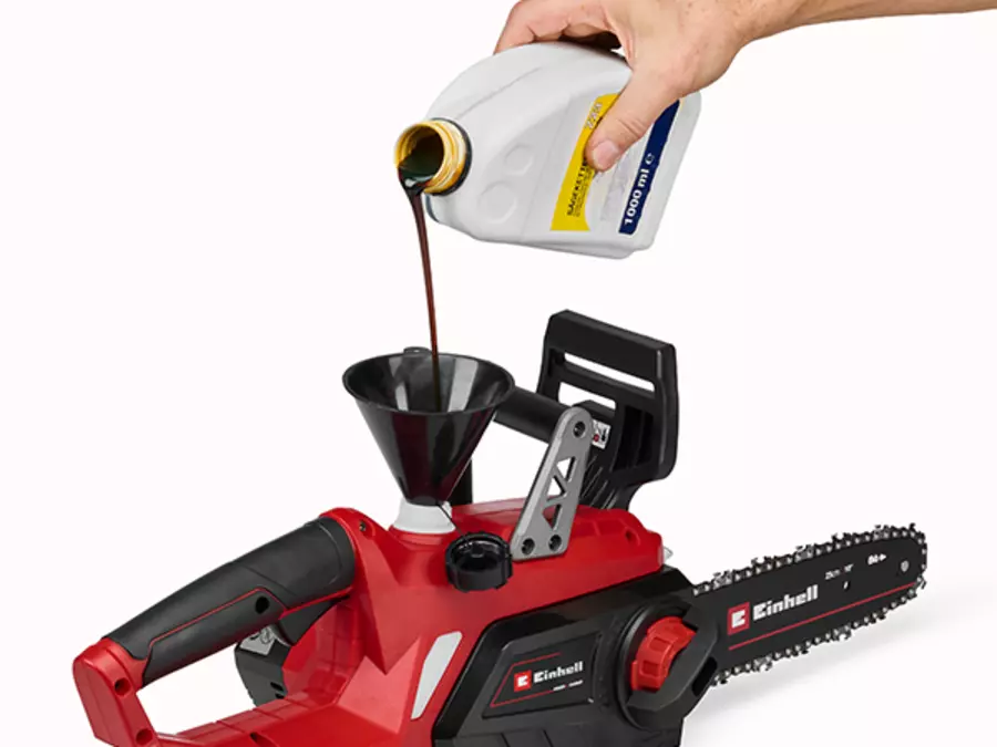 Kettenschmierung der Einhell Akku-Kettensäge GE-LC 18/25-1 Li Kit (1x2,5Ah) durch Einfüllen von Öl.