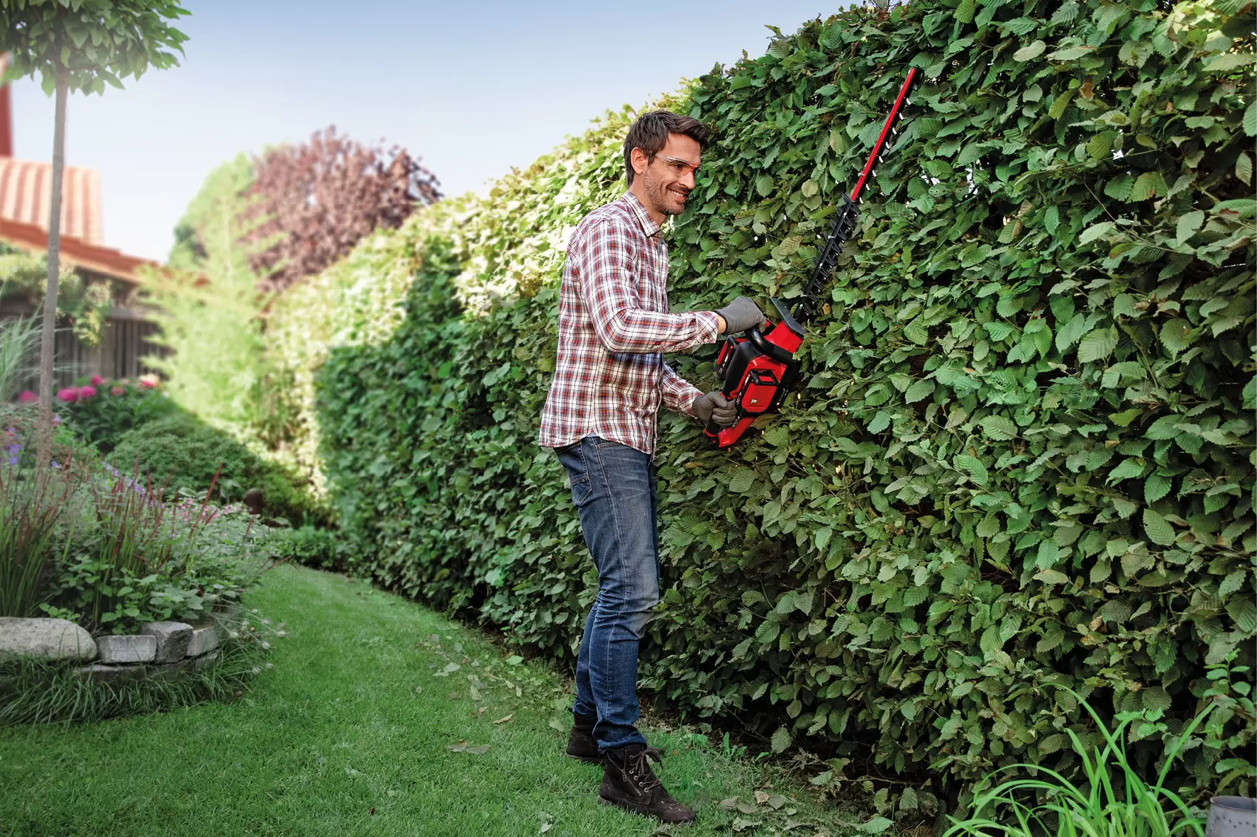 einhell-expert-cordless-hedge-trimmer-3410960-example_usage-001