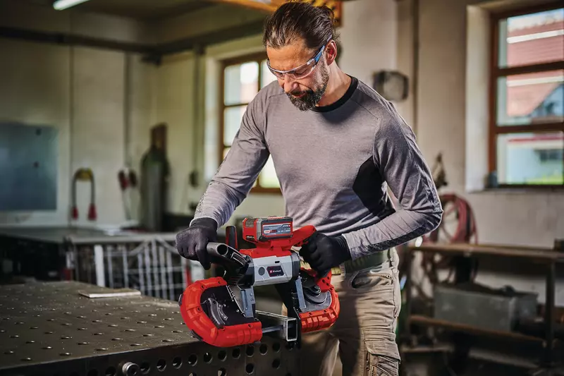 einhell-expert-cordless-band-saw-4504220-example_usage-001