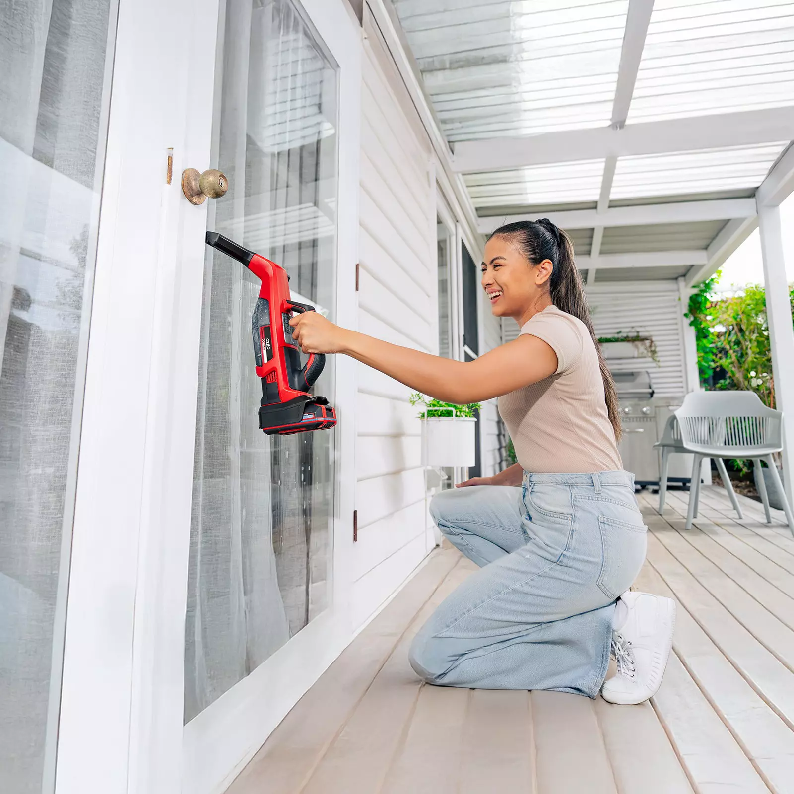 ozito-cordless-window-cleaner-3001269-example_usage-102