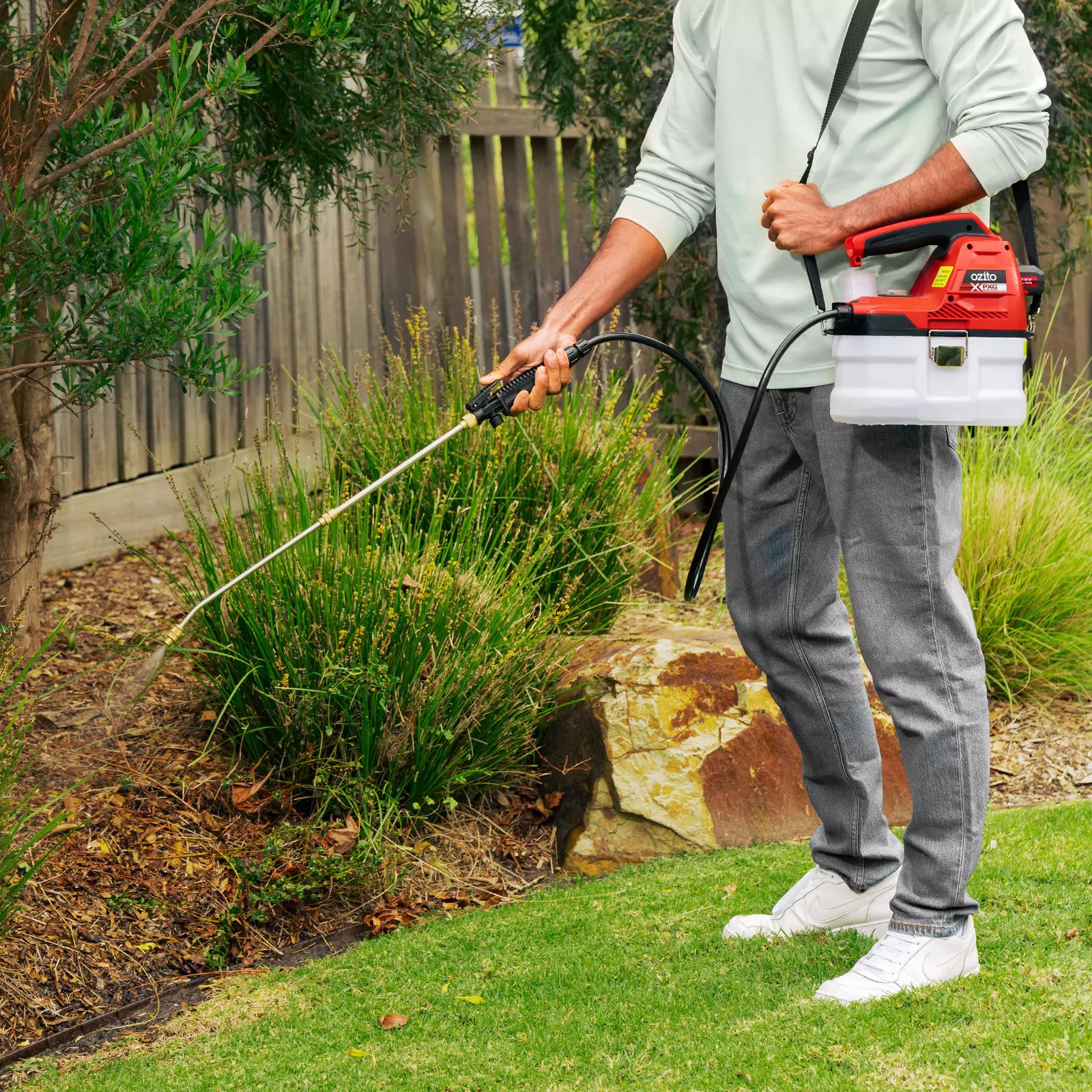 ozito-cordless-pressure-sprayer-3001253-example_usage-102