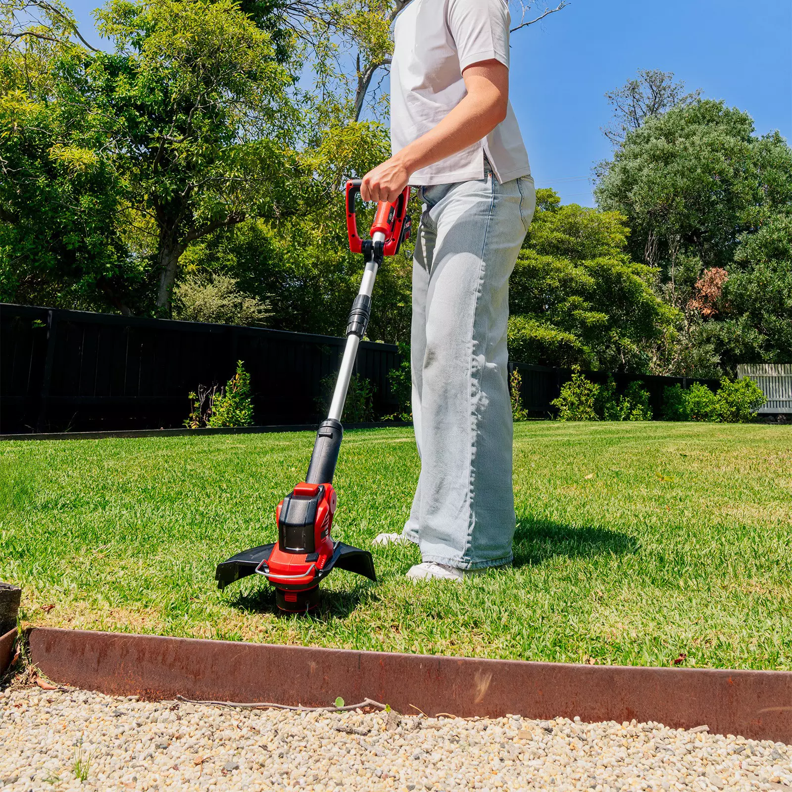 ozito-cordless-lawn-trimmer-3001372-example_usage-102