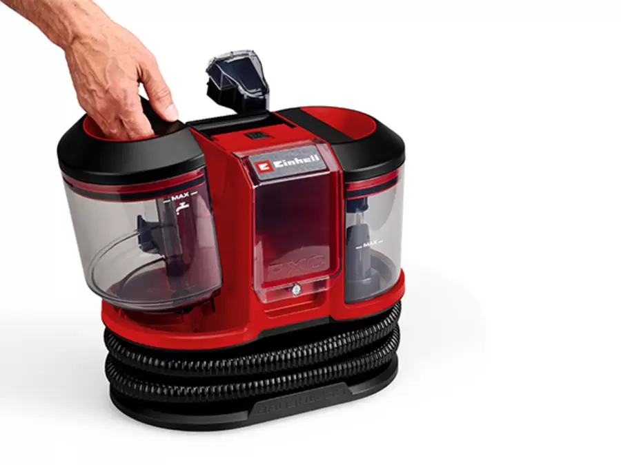 Eine Hand greift den entnehmbaren 2,2-Liter-Frischwassertank des Einhell Akku-Waschsaugers TE-SCL 18/1100 Li-S BL-Solo.