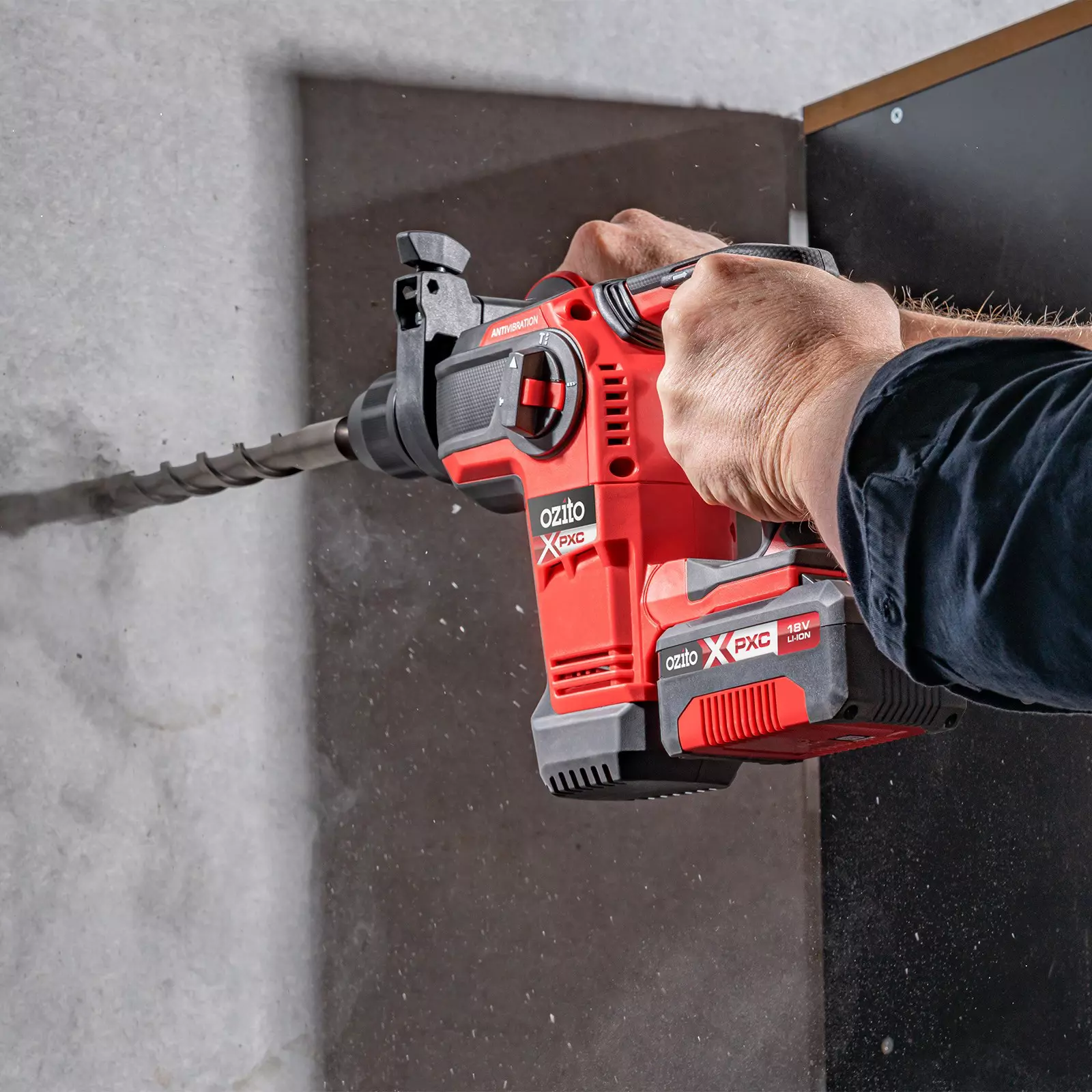 ozito-professional-cordless-rotary-hammer-3001084-example_usage-104