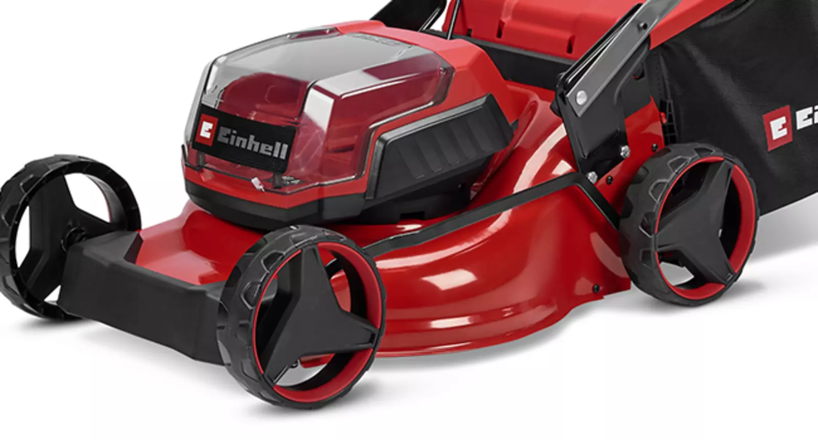 O Einhell corta-relva a bateria com plataforma de aço vermelha estável e cesto de recolha de relva preto, mostrado na diagonal da frente ao lado.