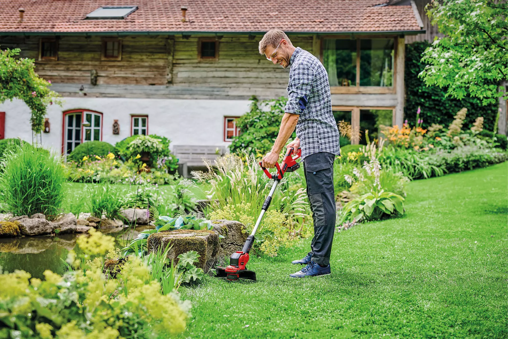 einhell-expert-cordless-lawn-trimmer-3411242-example_usage-001