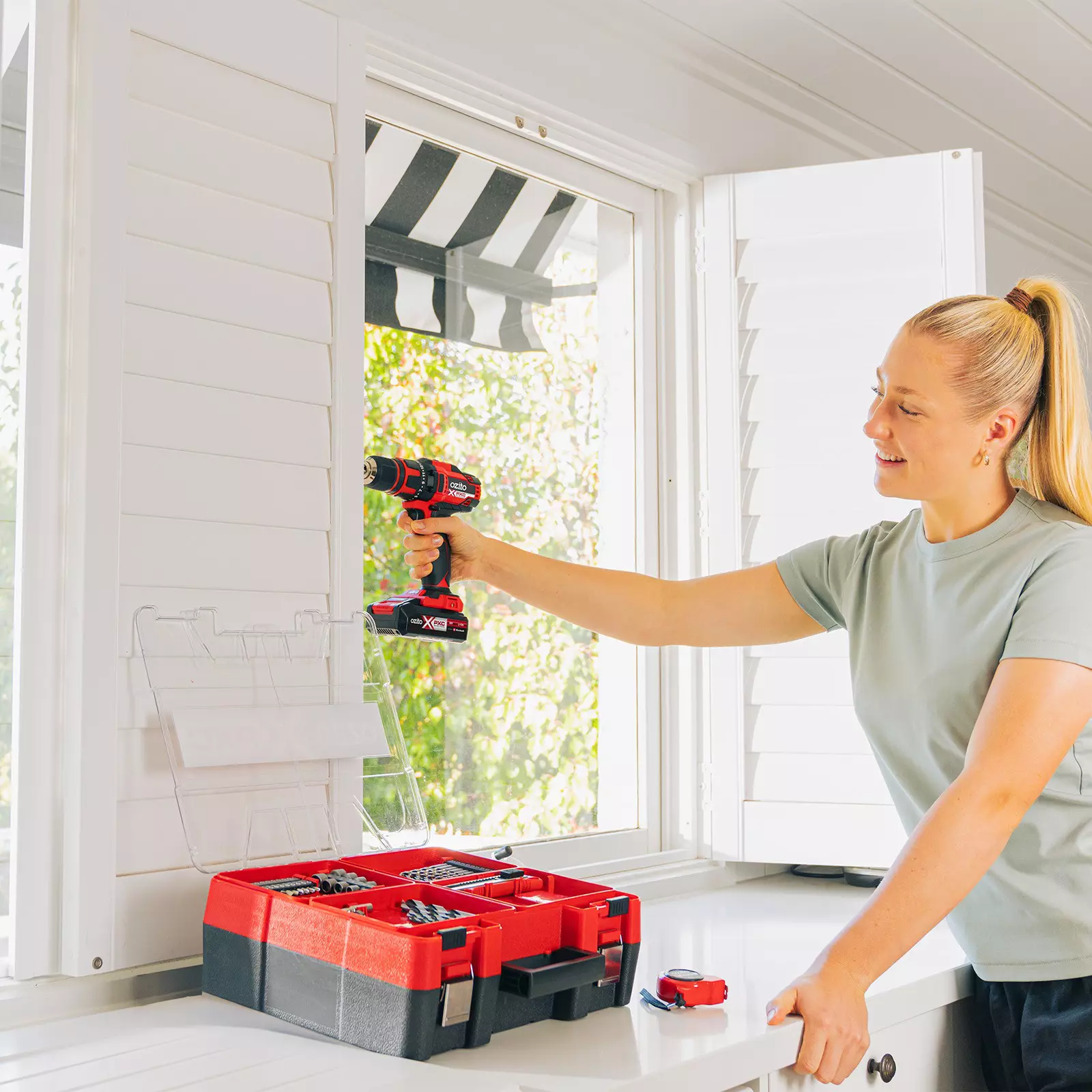 ozito-cordless-drill-3001053-example_usage-102