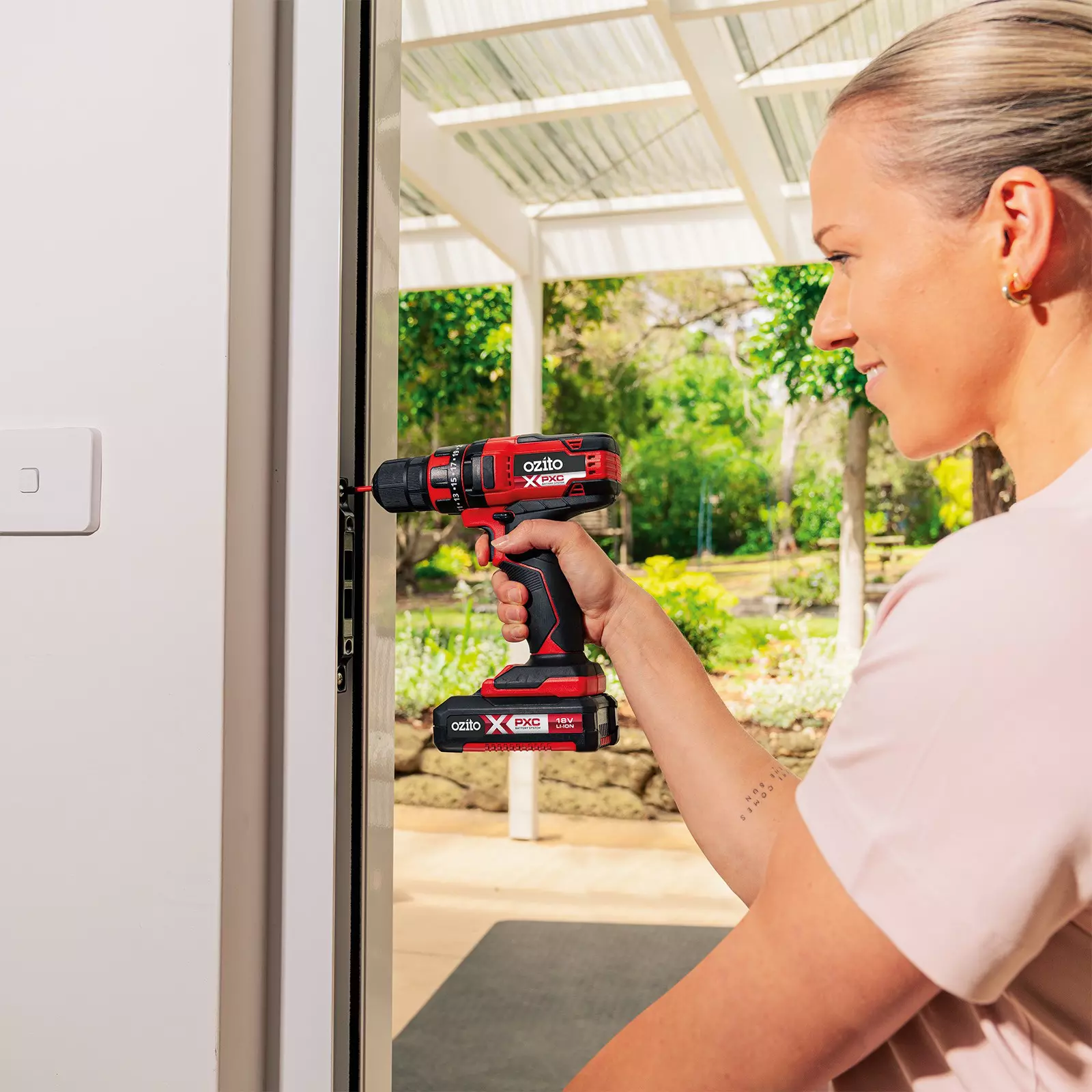 ozito-power-tool-kit-3000698-example_usage-102