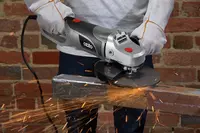 ozito-angle-grinder-3000130-example_usage-102