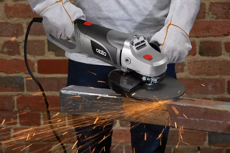 ozito-angle-grinder-3000130-example_usage-102