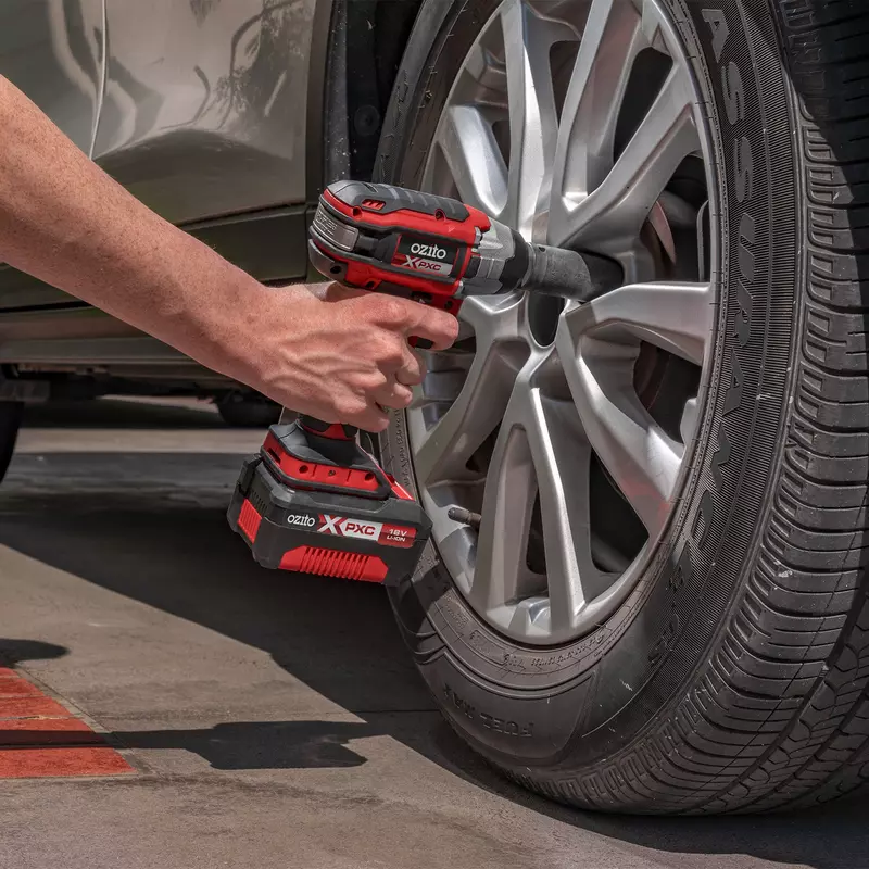 ozito-cordless-impact-wrench-3001171-example_usage-101
