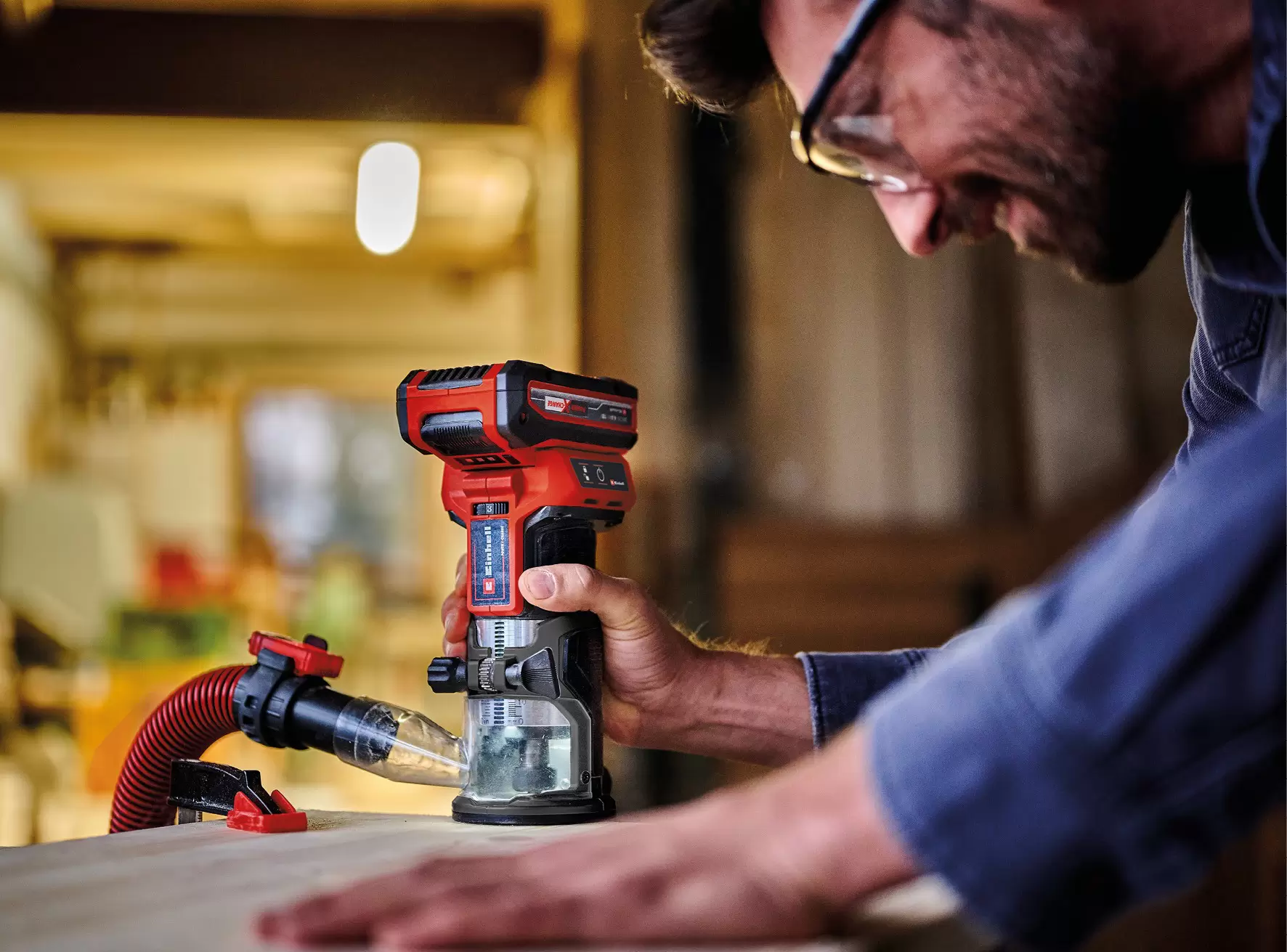 einhell-professional-cordless-palm-router-4350412-example_usage-001