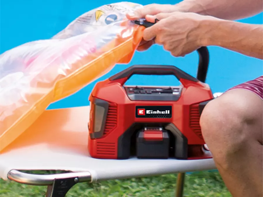 Der Einhell Akku-Kompressor TC-AK 18 Li - Solo wird genutzt, um eine Luftmatratze im Garten aufzublasen.