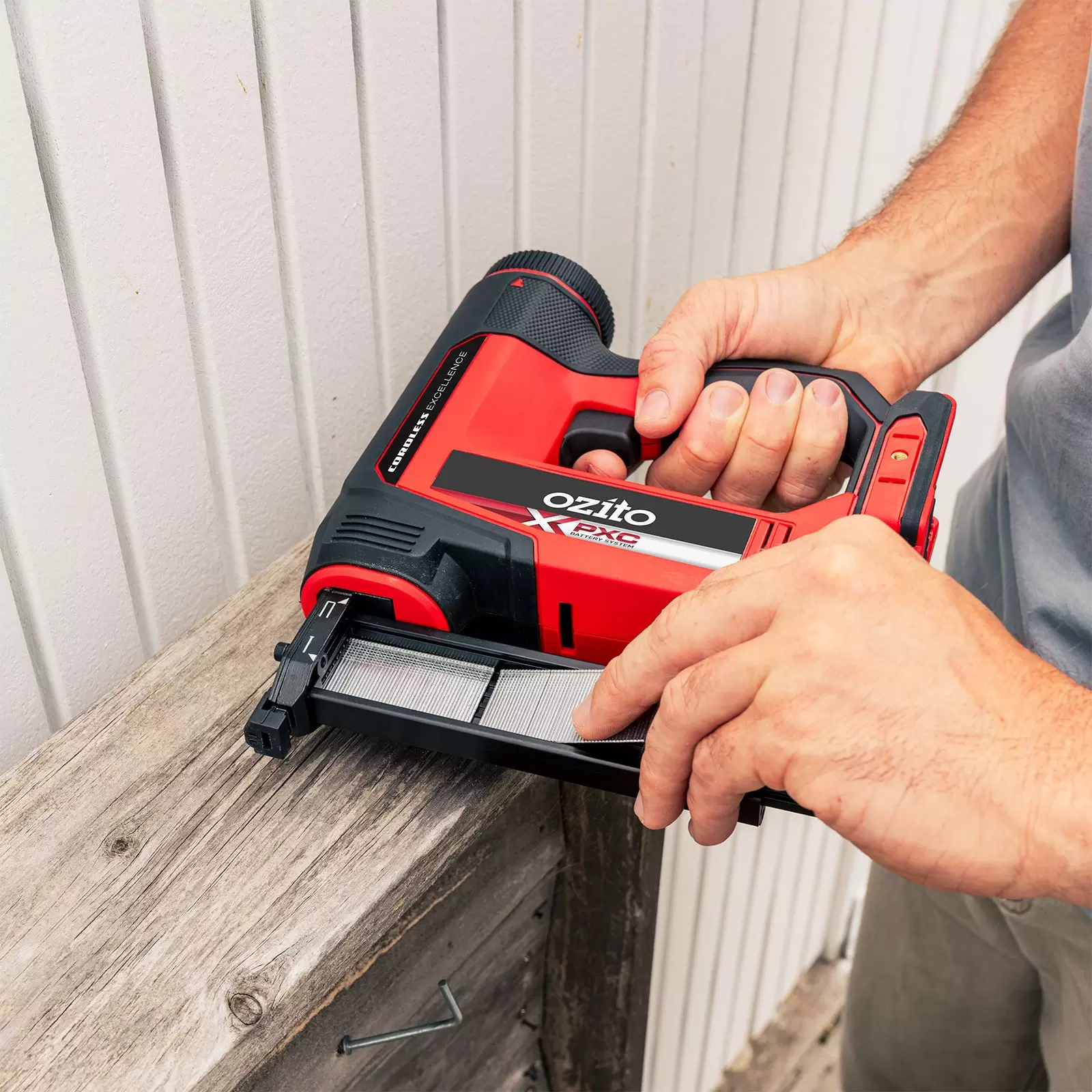 ozito-cordless-nailer-3001377-example_usage-104