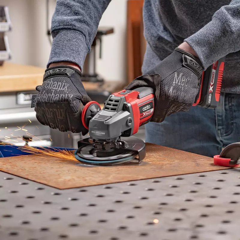 ozito-cordless-angle-grinder-3001203-example_usage-102
