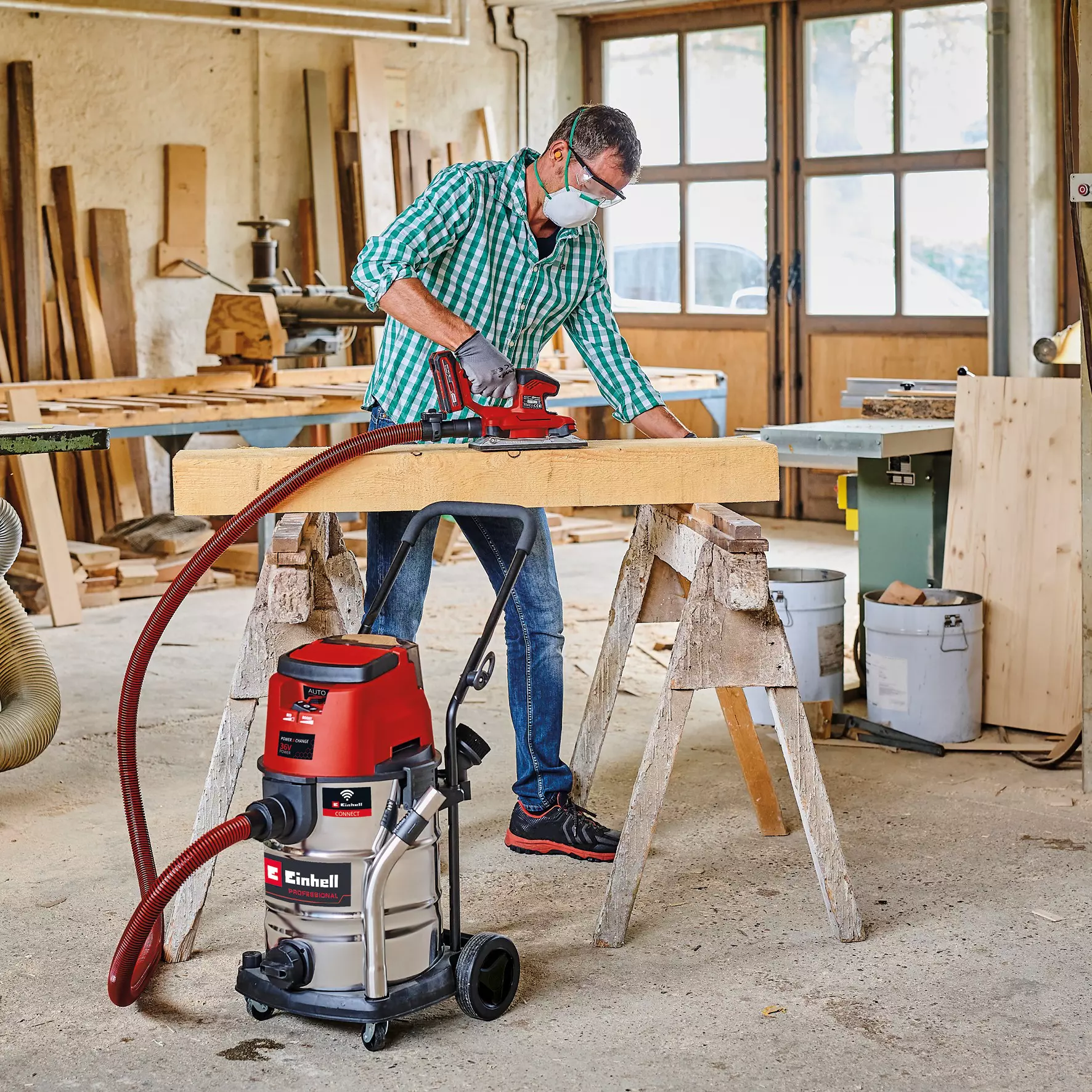 einhell-professional-cordl-wet-dry-vacuum-cleaner-2347143-example_usage-001