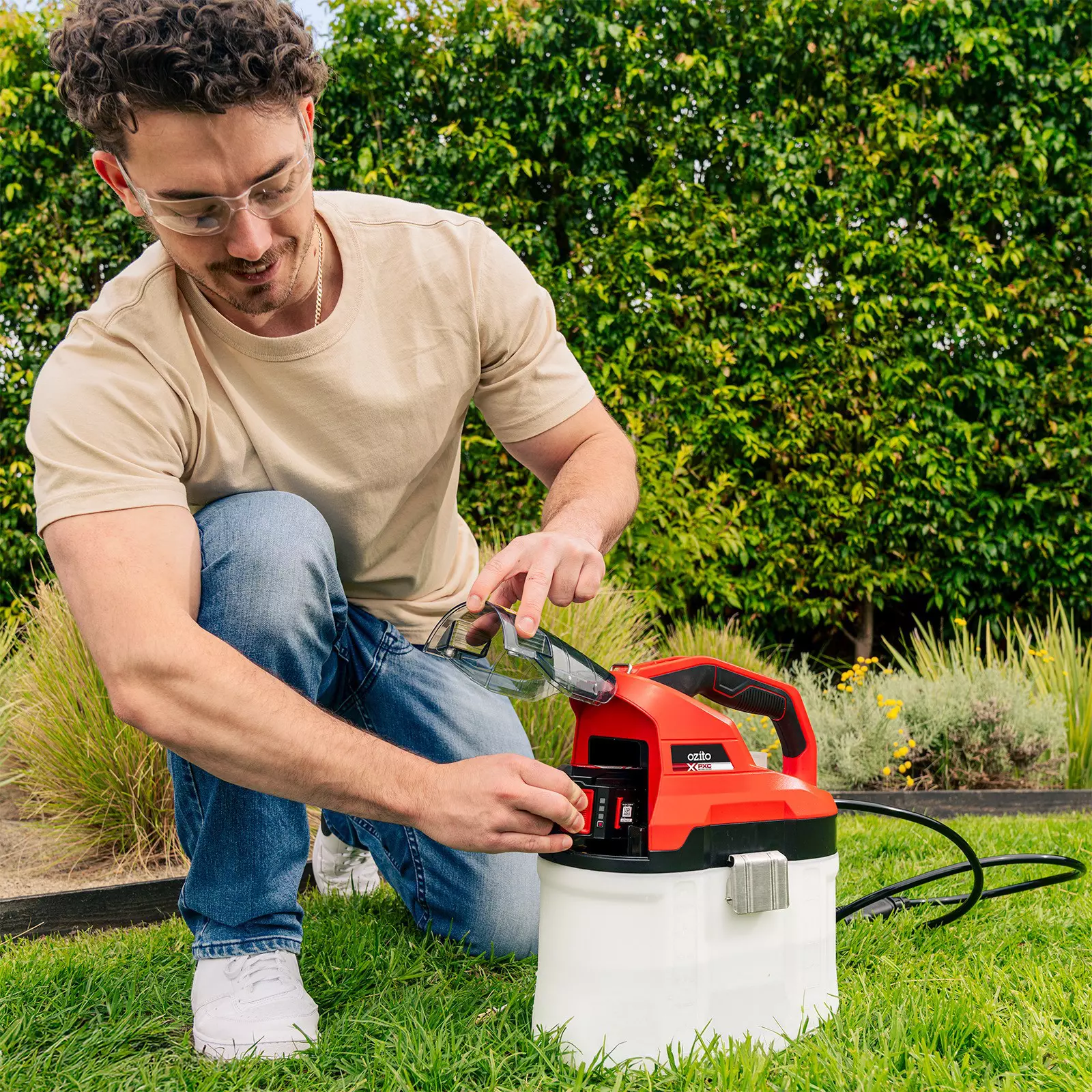 ozito-cordless-pressure-sprayer-3001342-example_usage-102