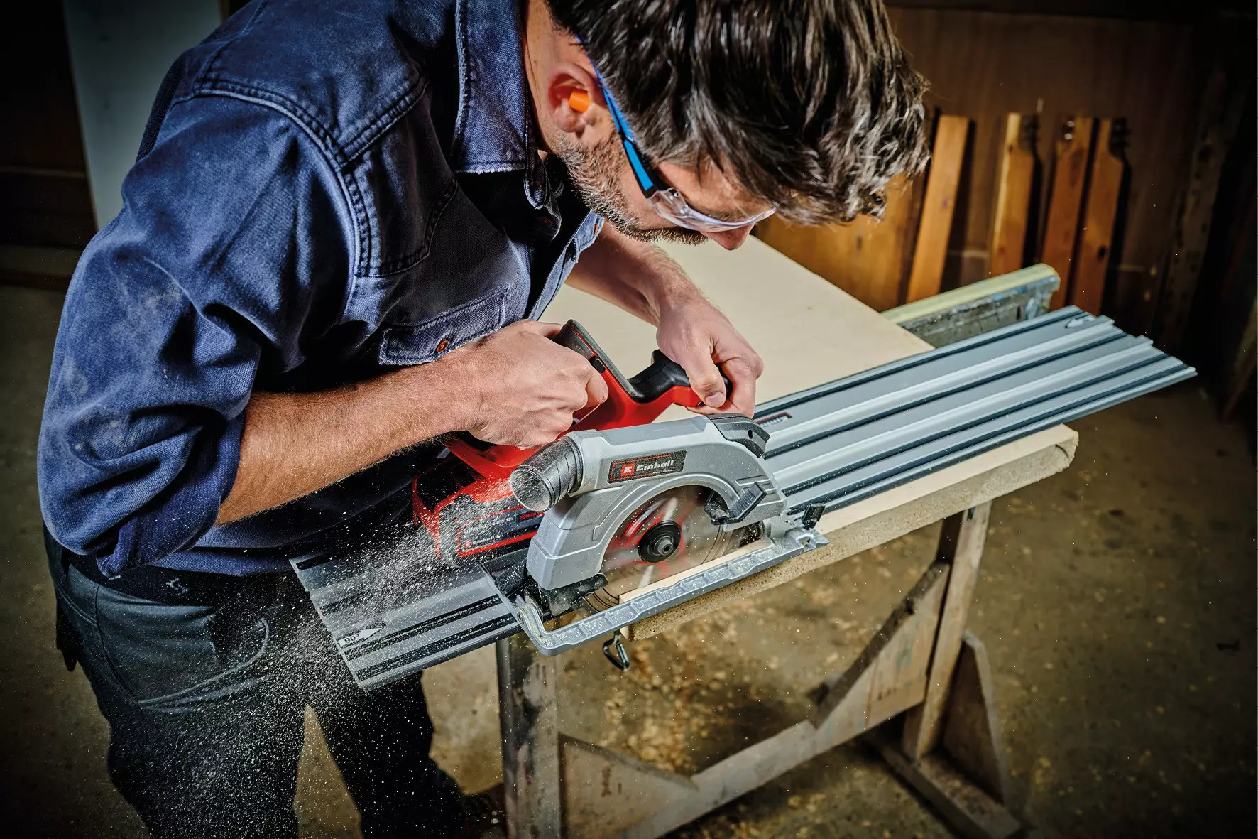 einhell-professional-cordless-circular-saw-4326753-example_usage-001