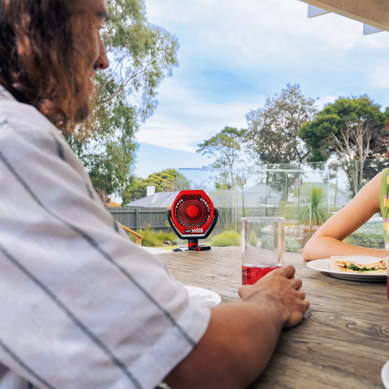 ozito-cordless-fan-3001232-example_usage-101
