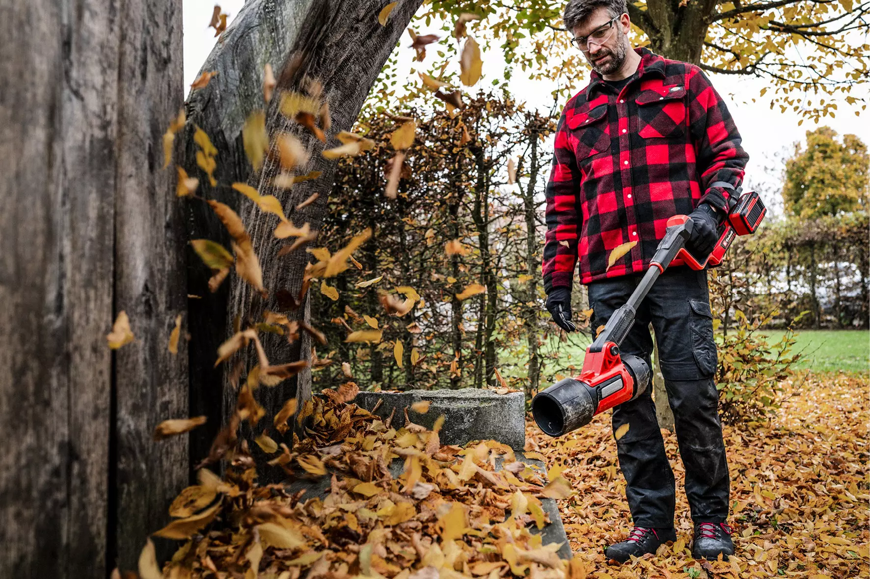 einhell-professional-cordless-leaf-blower-3433571-example_usage-001