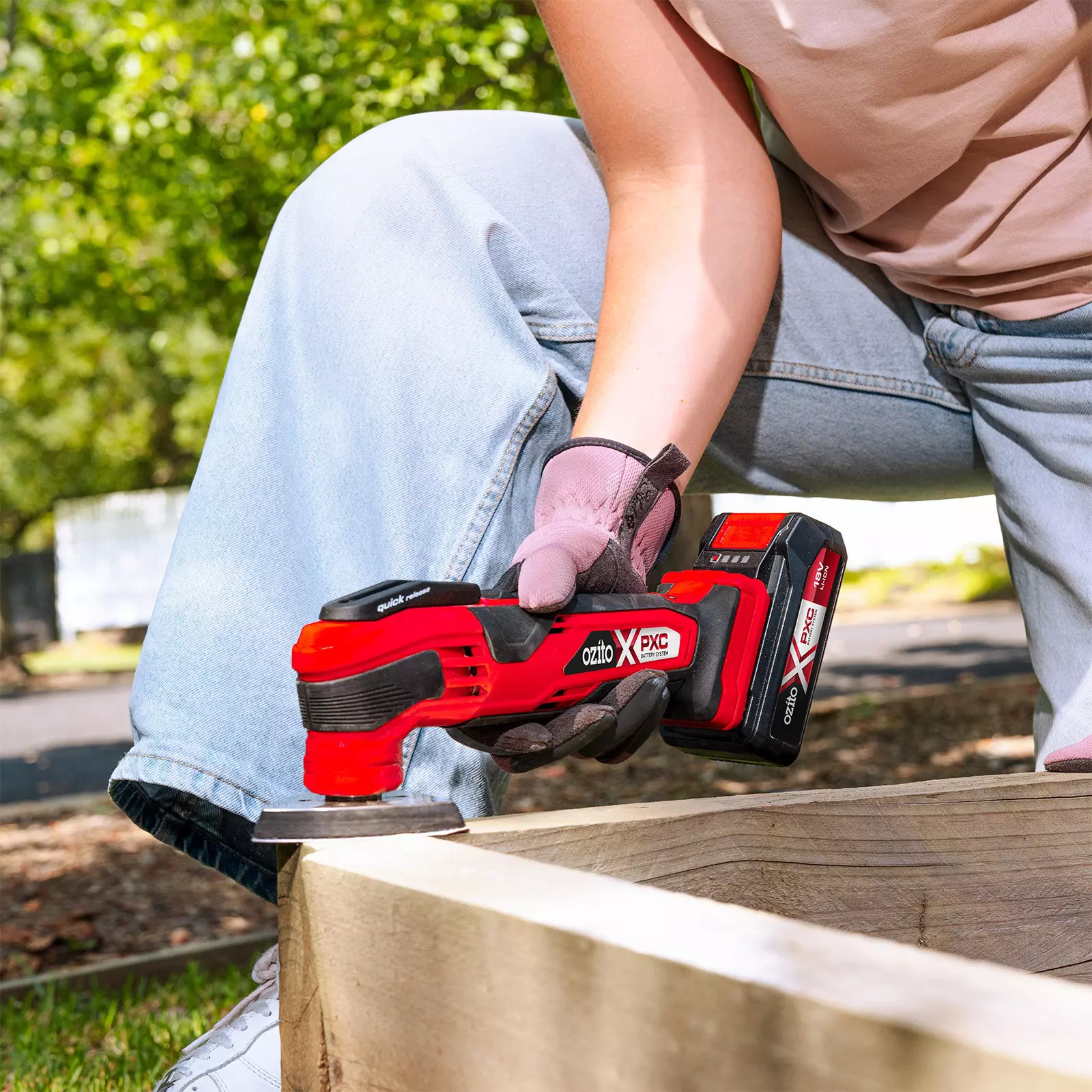 ozito-cordless-multifunctional-tool-3000860-example_usage-104