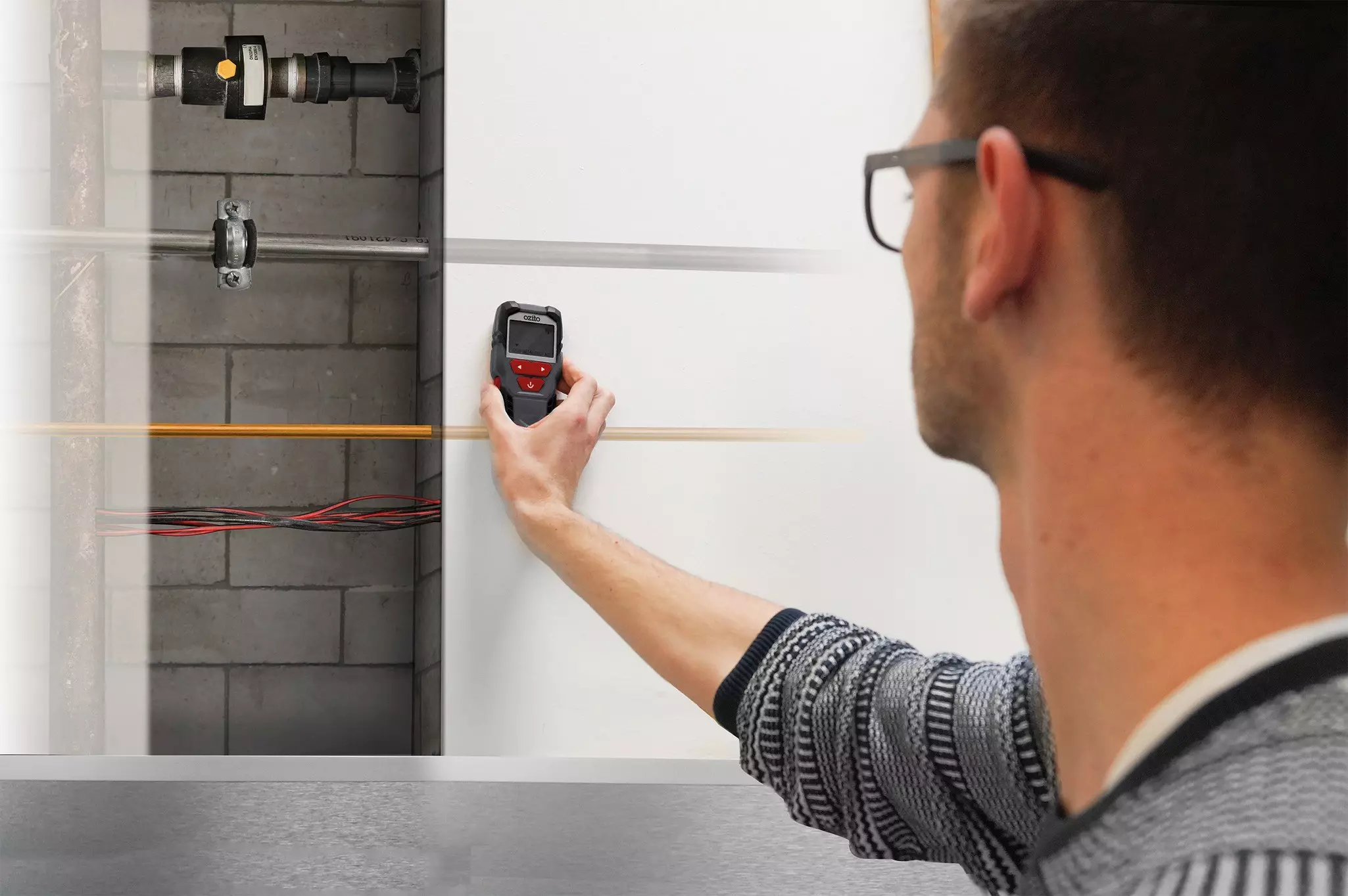 ozito-digital-detector-2270091-example_usage-102