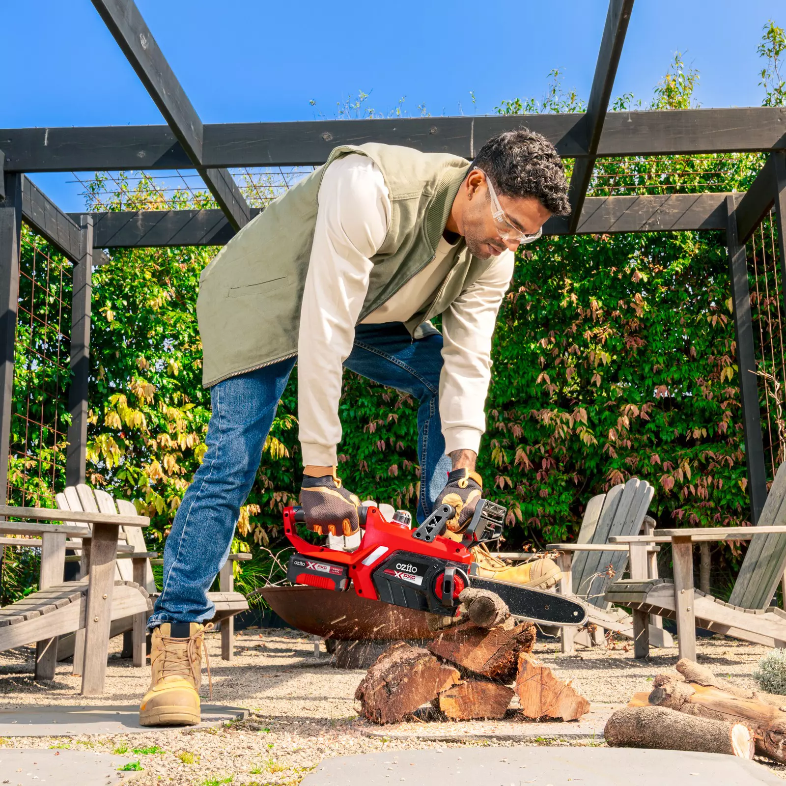 ozito-cordless-chain-saw-3001239-example_usage-102