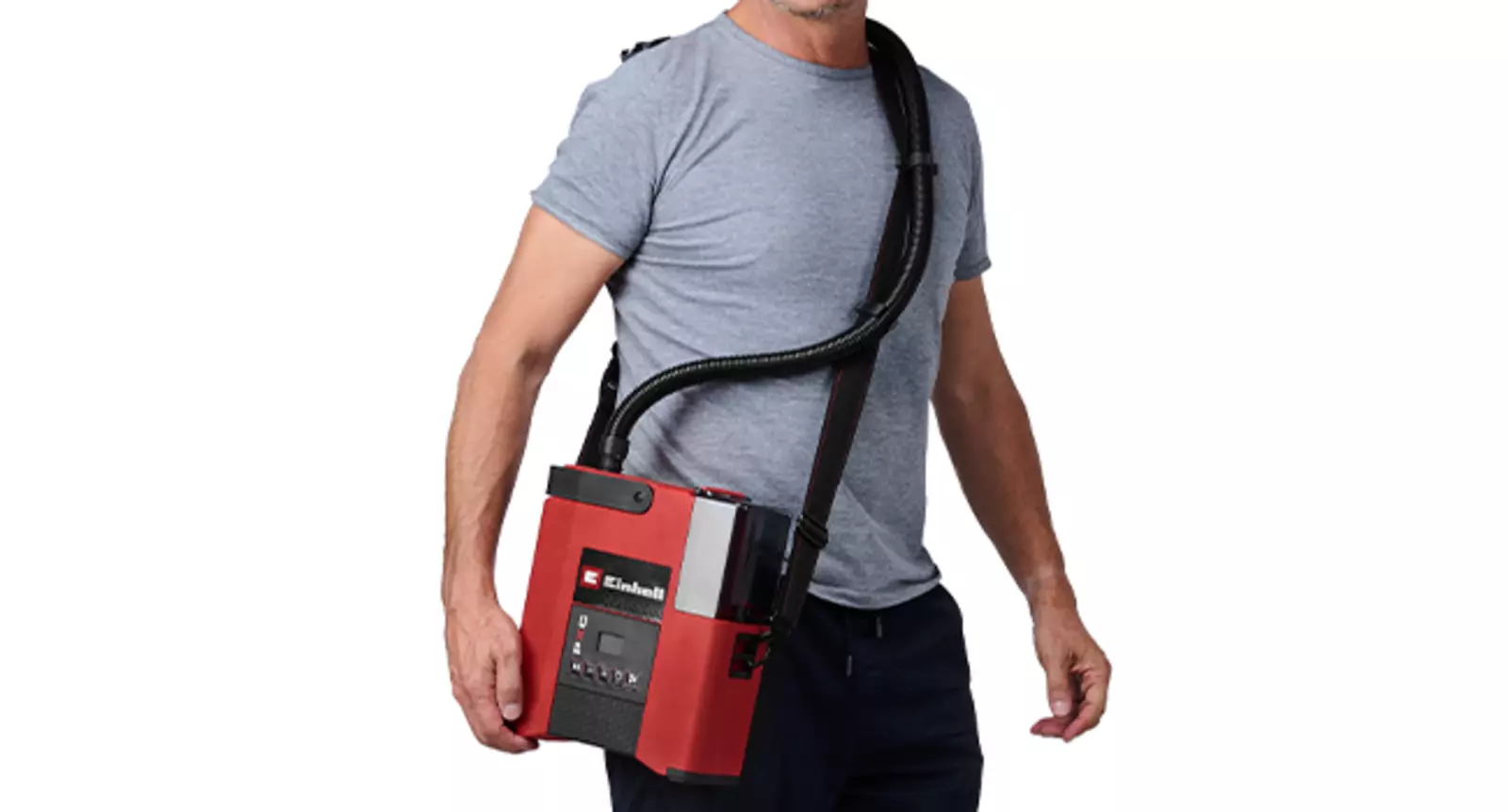 Um homem transporta o compressor a bateria Einhell para SUPs, o SUPPERO 18/380, com uma alça de ombro.