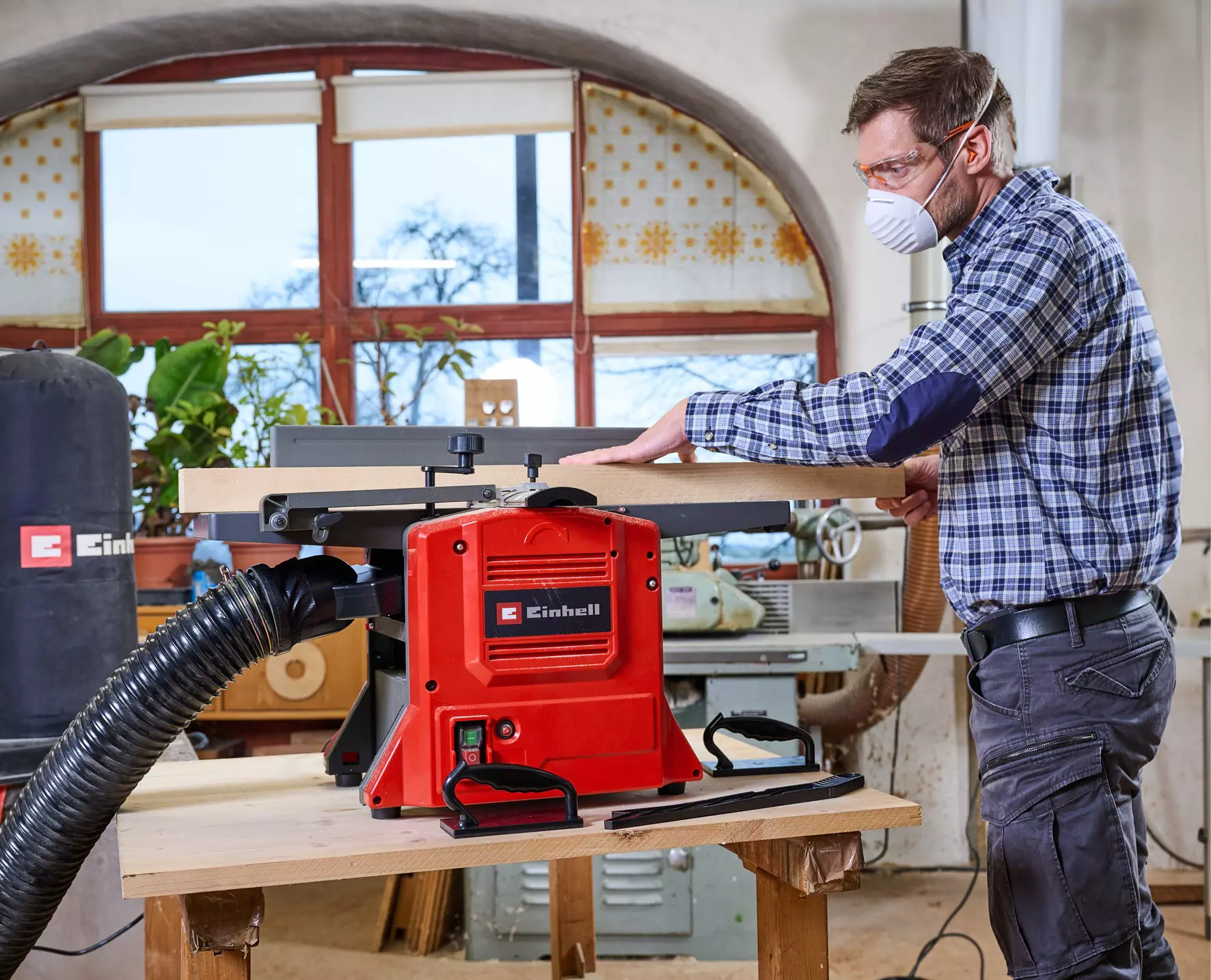 einhell-classic-stationary-planer-4419957-example_usage-001