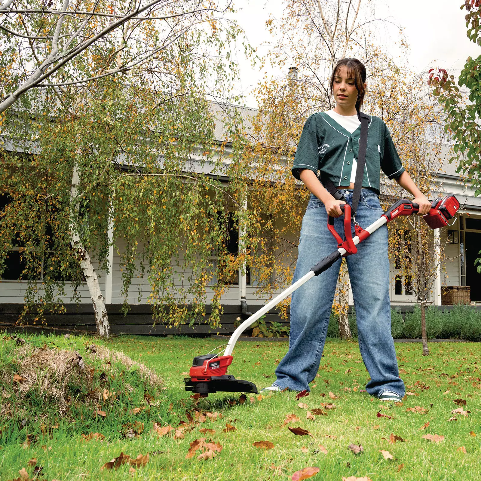 ozito-cordless-lawn-trimmer-3001366-example_usage-102