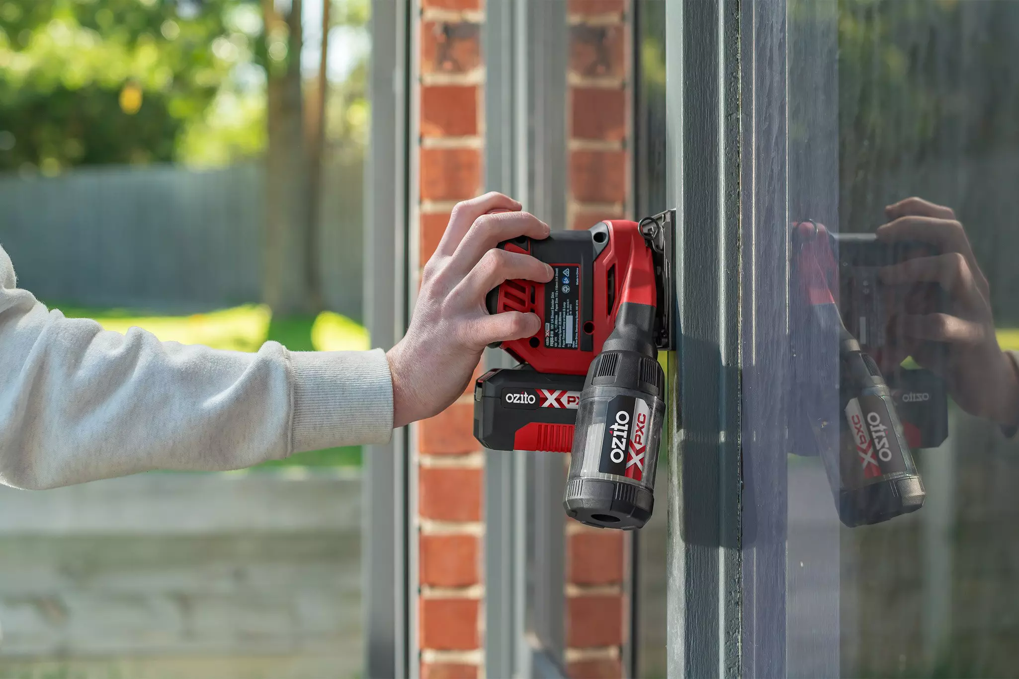 ozito-cordless-palm-sander-3001071-example_usage-104