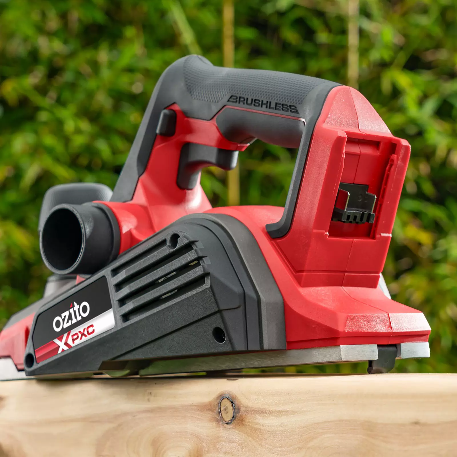 ozito-professional-cordless-planer-3001069-example_usage-104