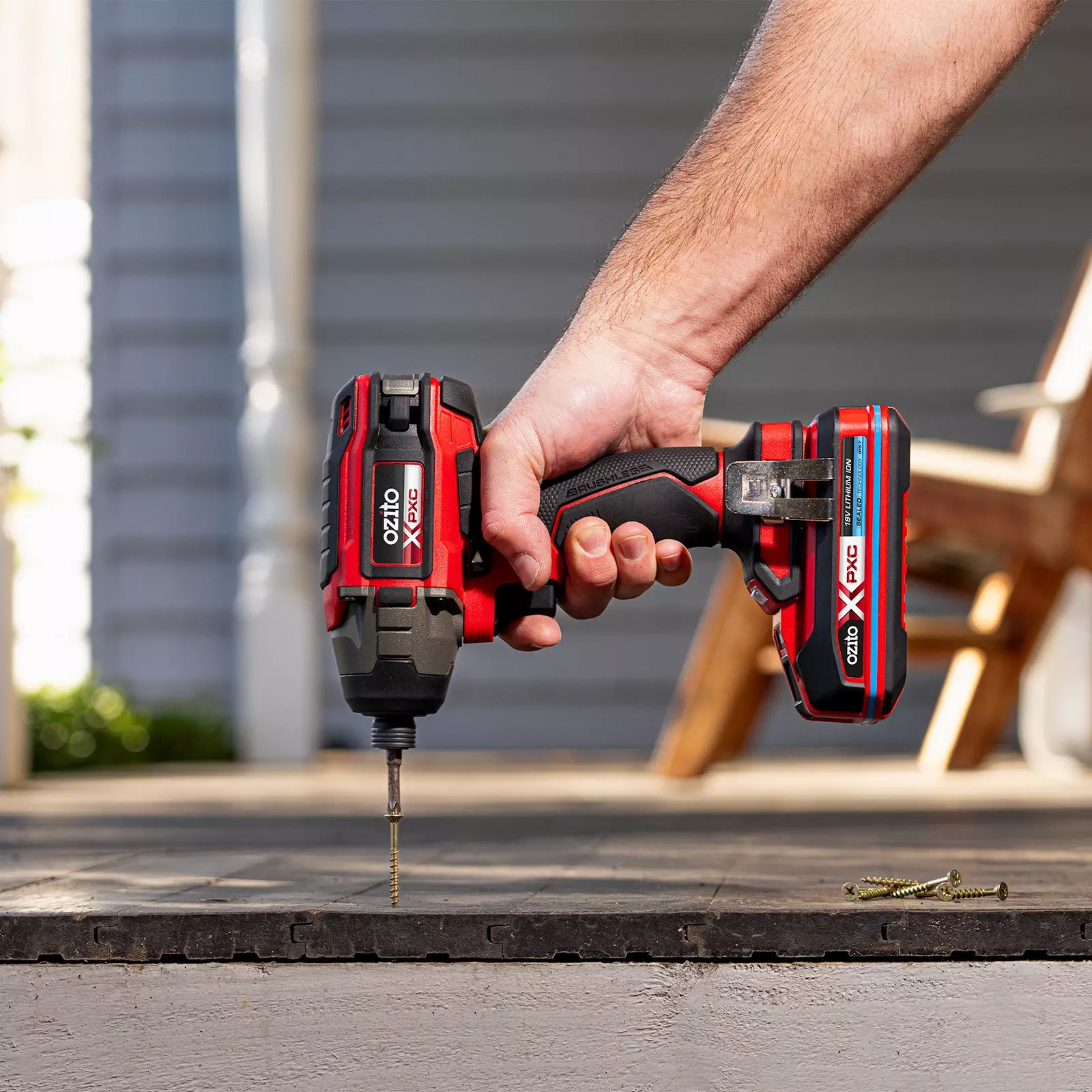 ozito-cordless-impact-driver-3001172-example_usage-103