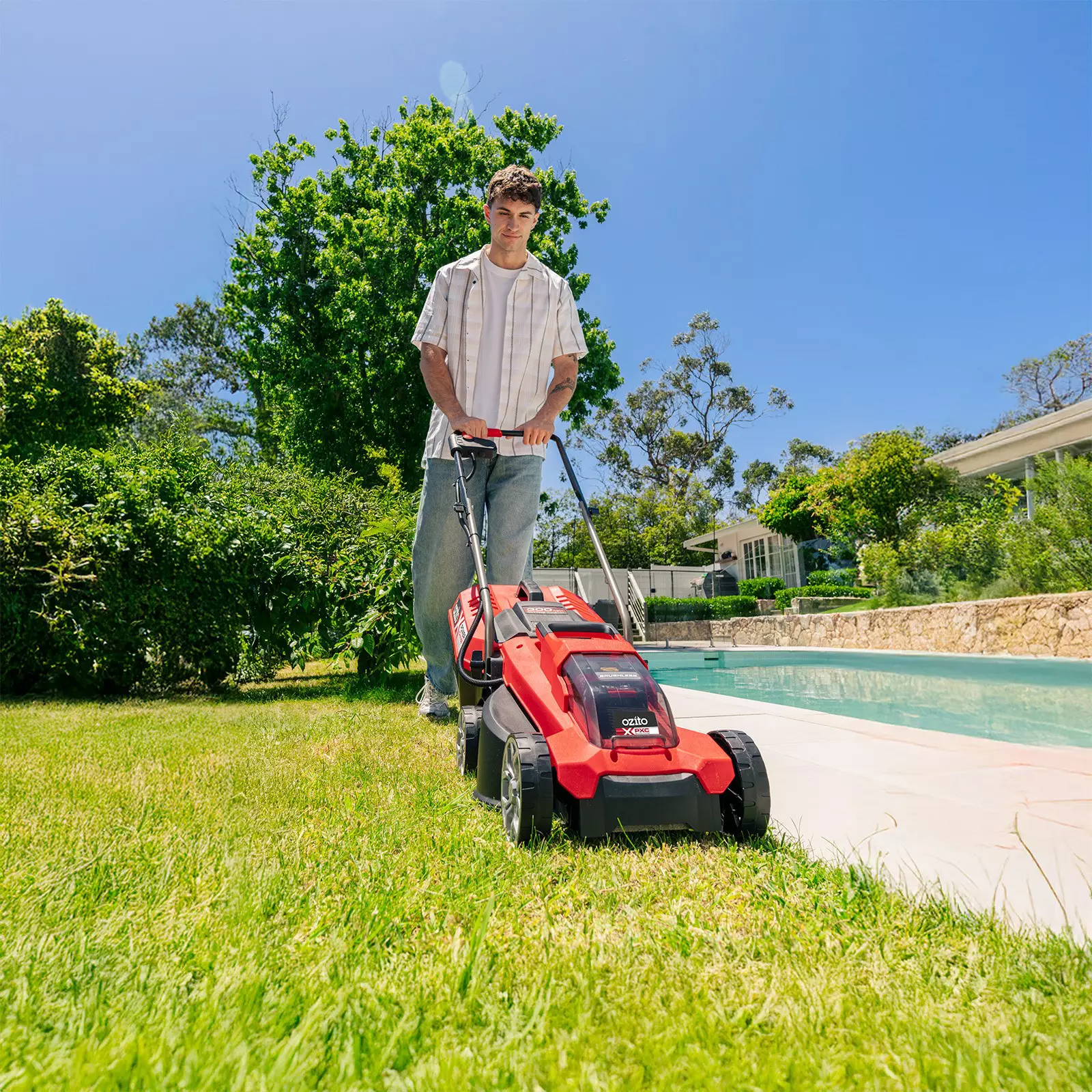 ozito-cordless-lawn-mower-3000713-example_usage-101