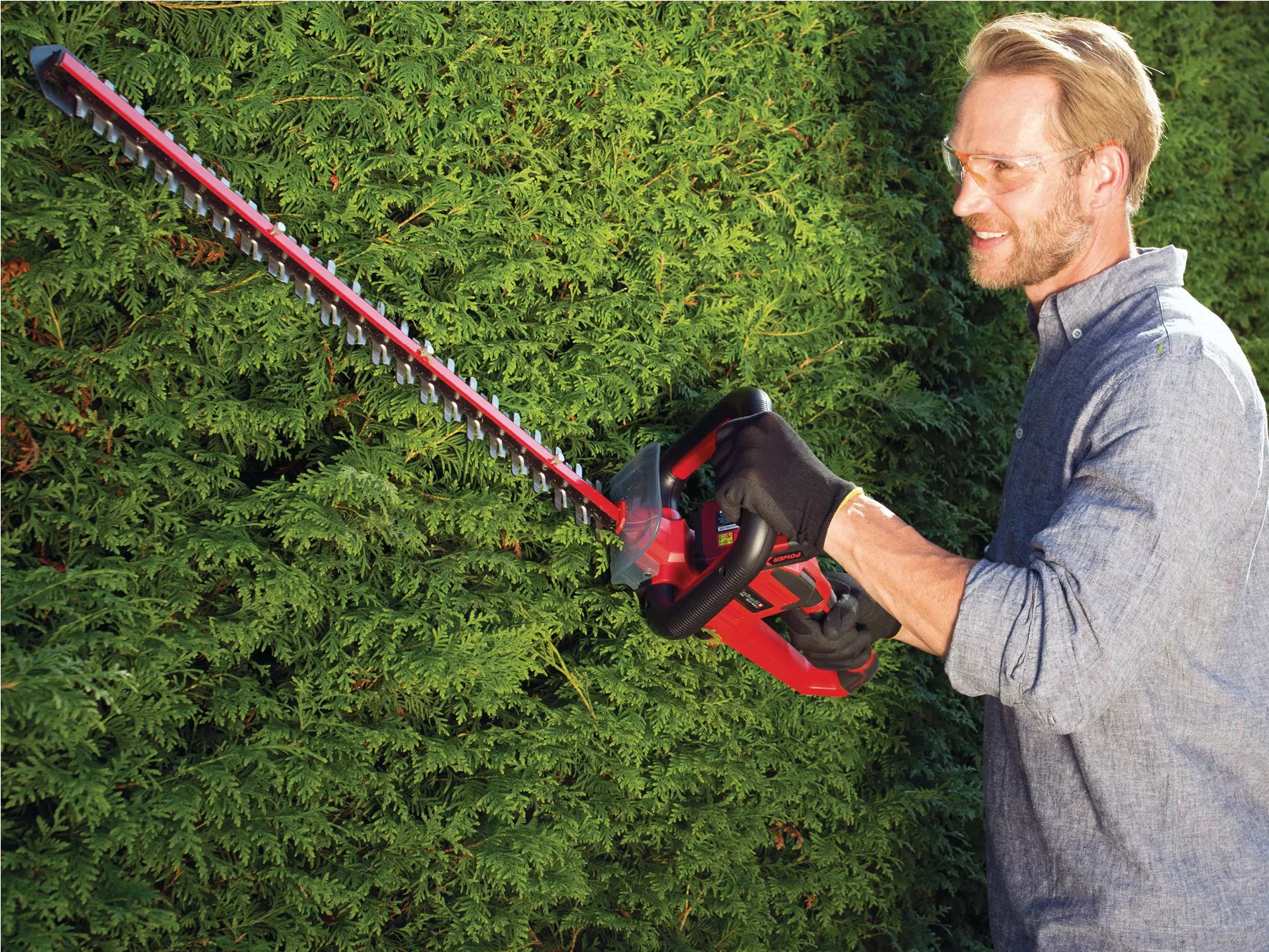 einhell-expert-cordless-hedge-trimmer-3410923-example_usage-001