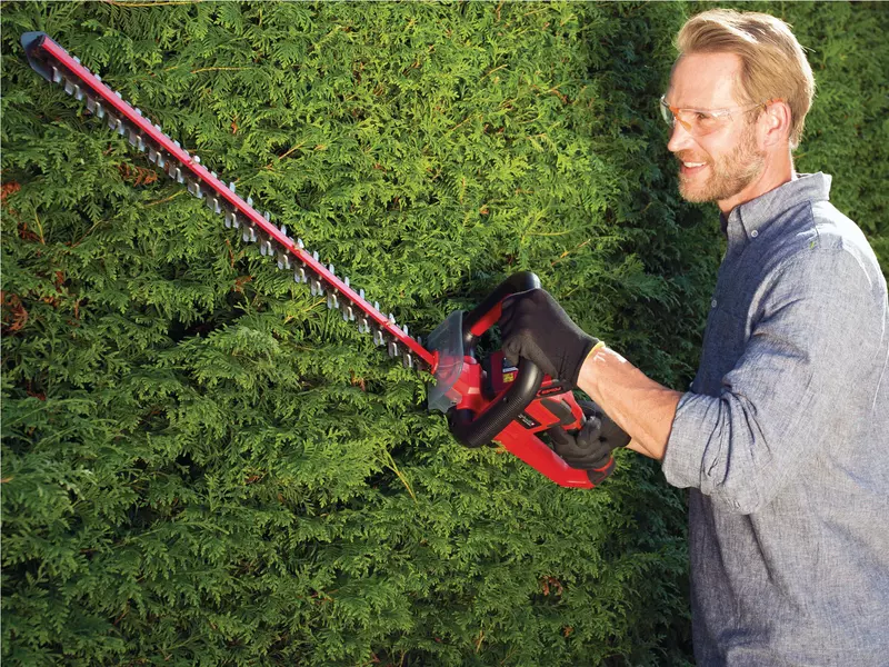 einhell-expert-cordless-hedge-trimmer-3410923-example_usage-001
