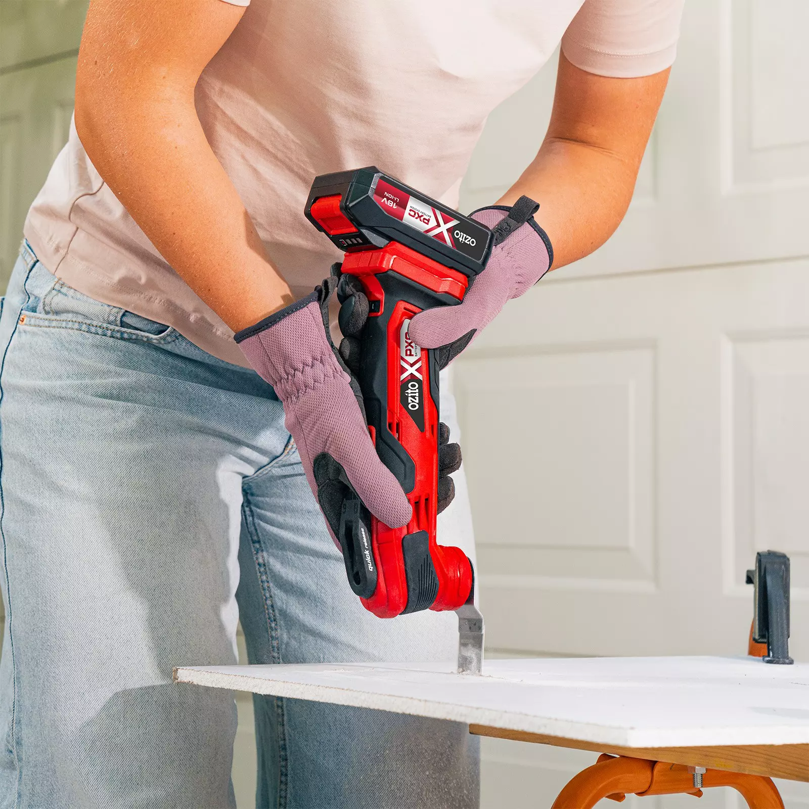 ozito-cordless-multifunctional-tool-3000860-example_usage-102