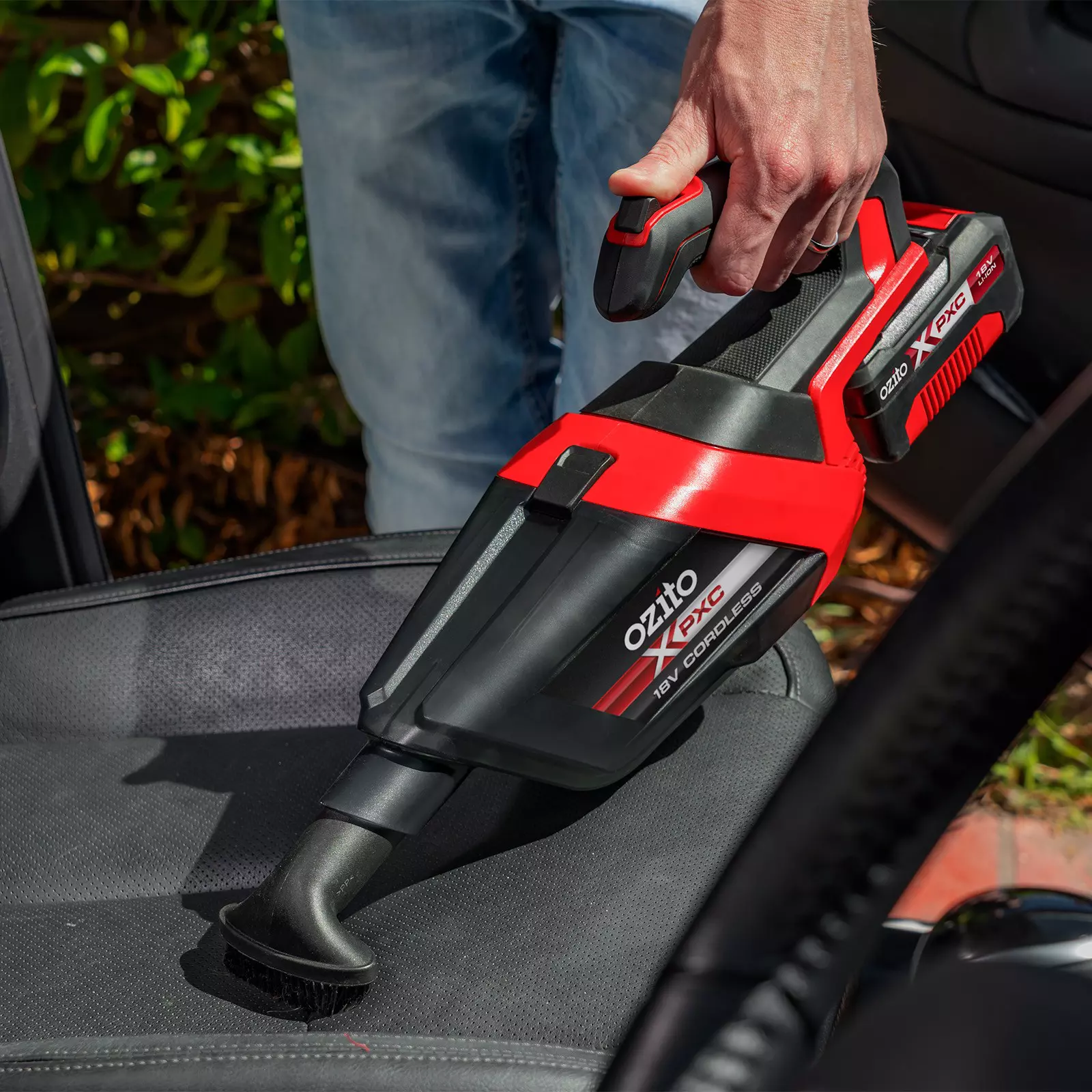 ozito-cordless-vacuum-cleaner-3001276-example_usage-103