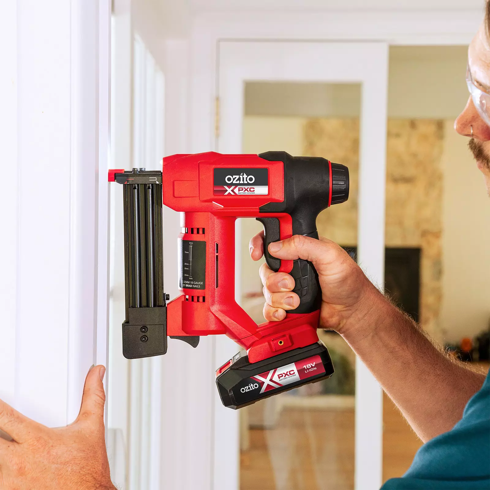 ozito-cordless-tacker-3000482-detail_image-103