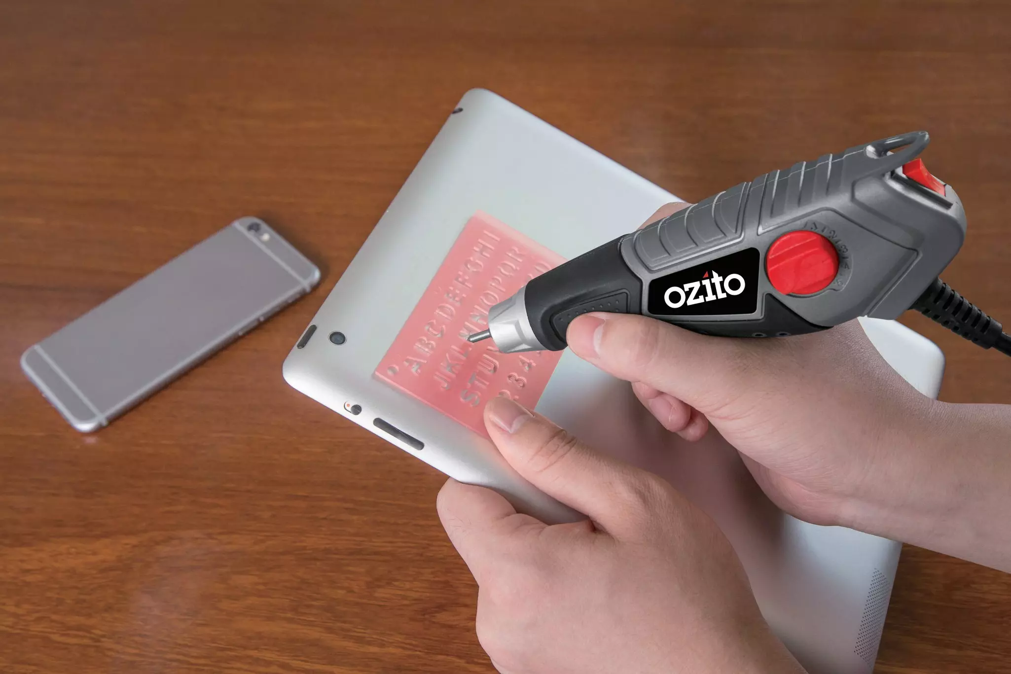 ozito-electric-engraver-61001369-example_usage-101