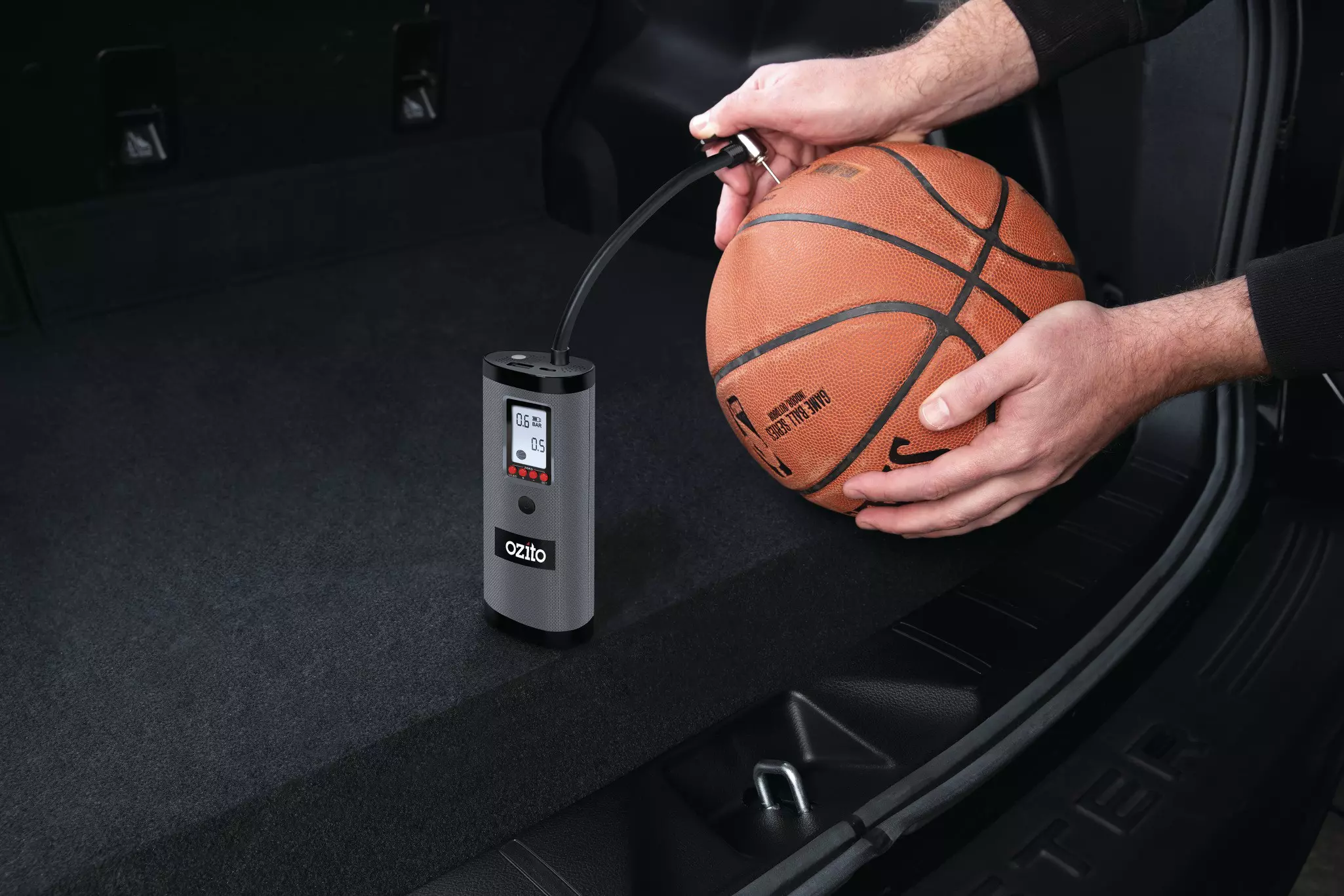 ozito-cordless-air-compressor-3001033-example_usage-101