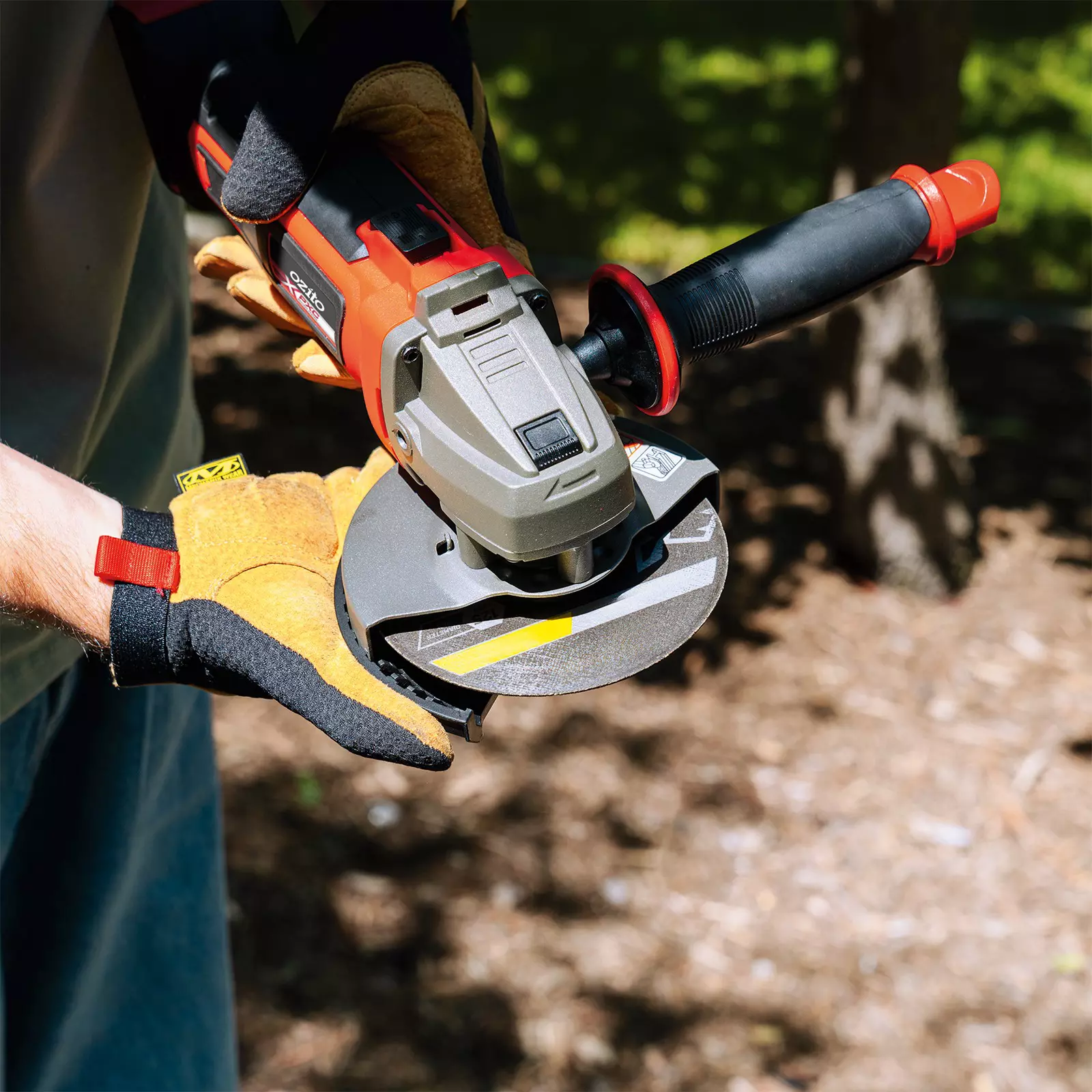 ozito-cordless-angle-grinder-3001272-example_usage-103