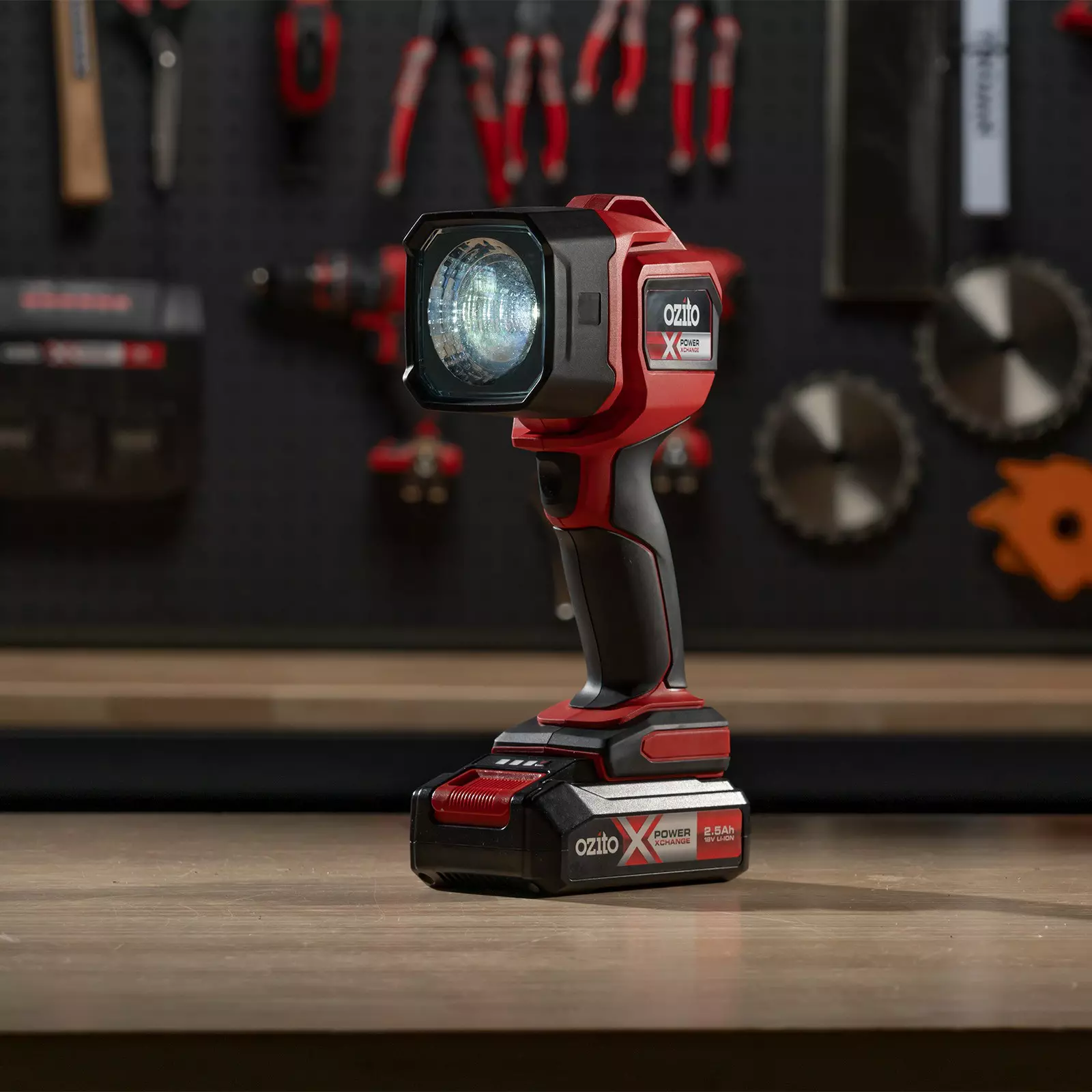 ozito-cordless-light-3001070-example_usage-101