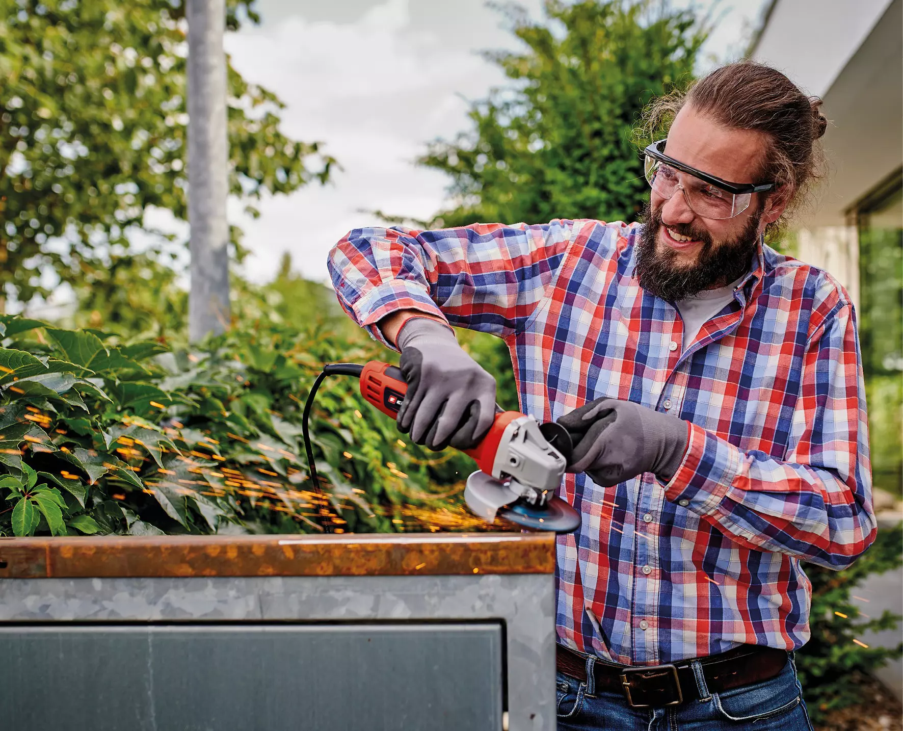 einhell-classic-angle-grinder-4430971-example_usage-001