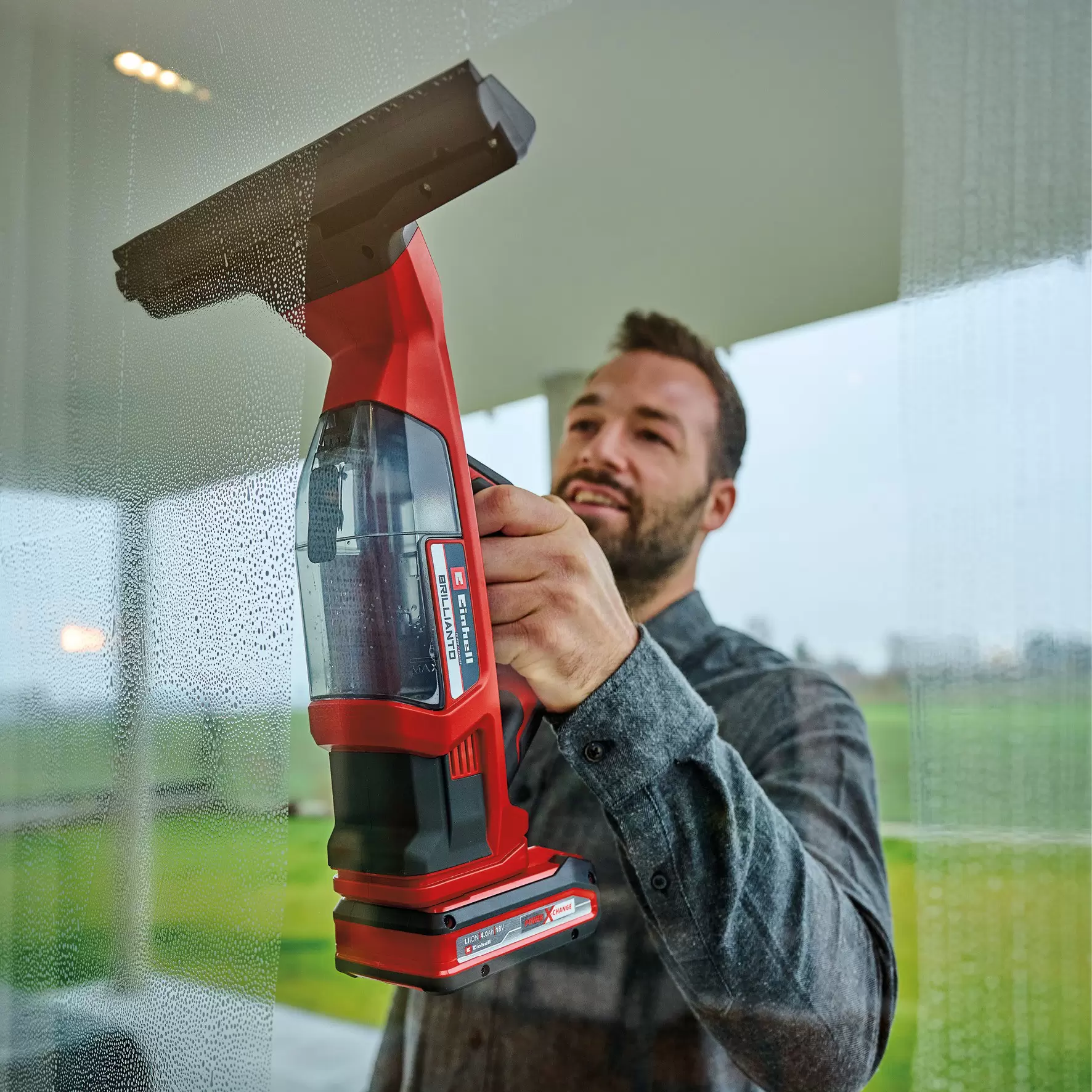 einhell-expert-cordless-window-cleaner-3437100-example_usage-001