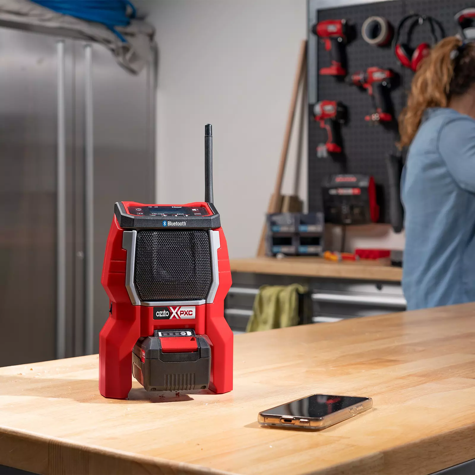 ozito-cordless-radio-3000989-example_usage-101